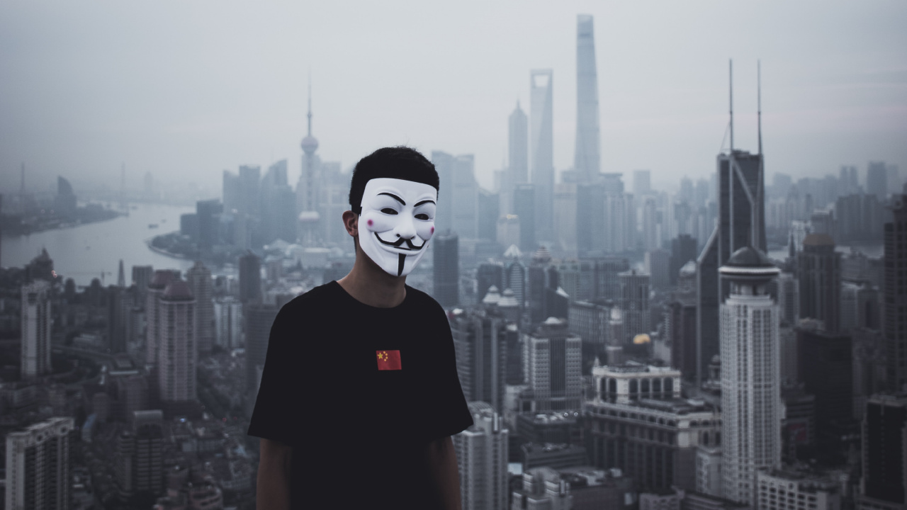 Homme en T-shirt Ras du Cou Noir Debout au Sommet du Bâtiment Pendant la Journée. Wallpaper in 1280x720 Resolution