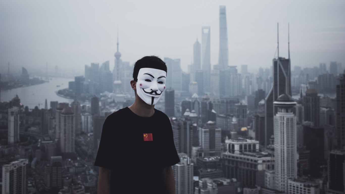 Homme en T-shirt Ras du Cou Noir Debout au Sommet du Bâtiment Pendant la Journée. Wallpaper in 1366x768 Resolution