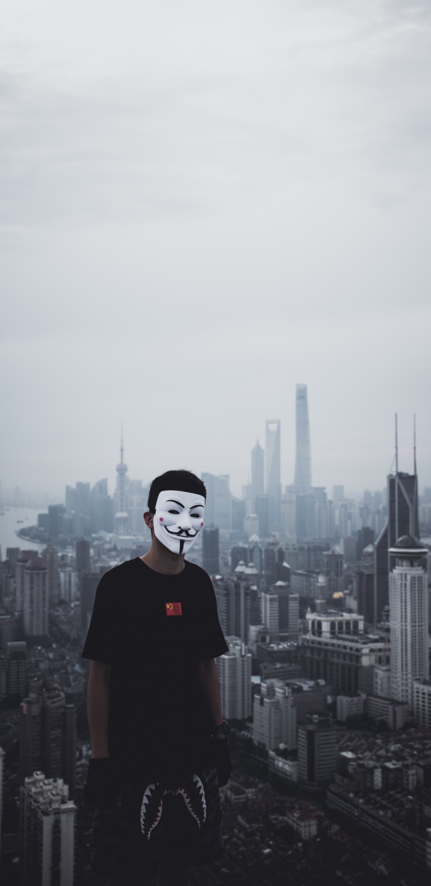 Homme en T-shirt Ras du Cou Noir Debout au Sommet du Bâtiment Pendant la Journée. Wallpaper in 1440x2960 Resolution