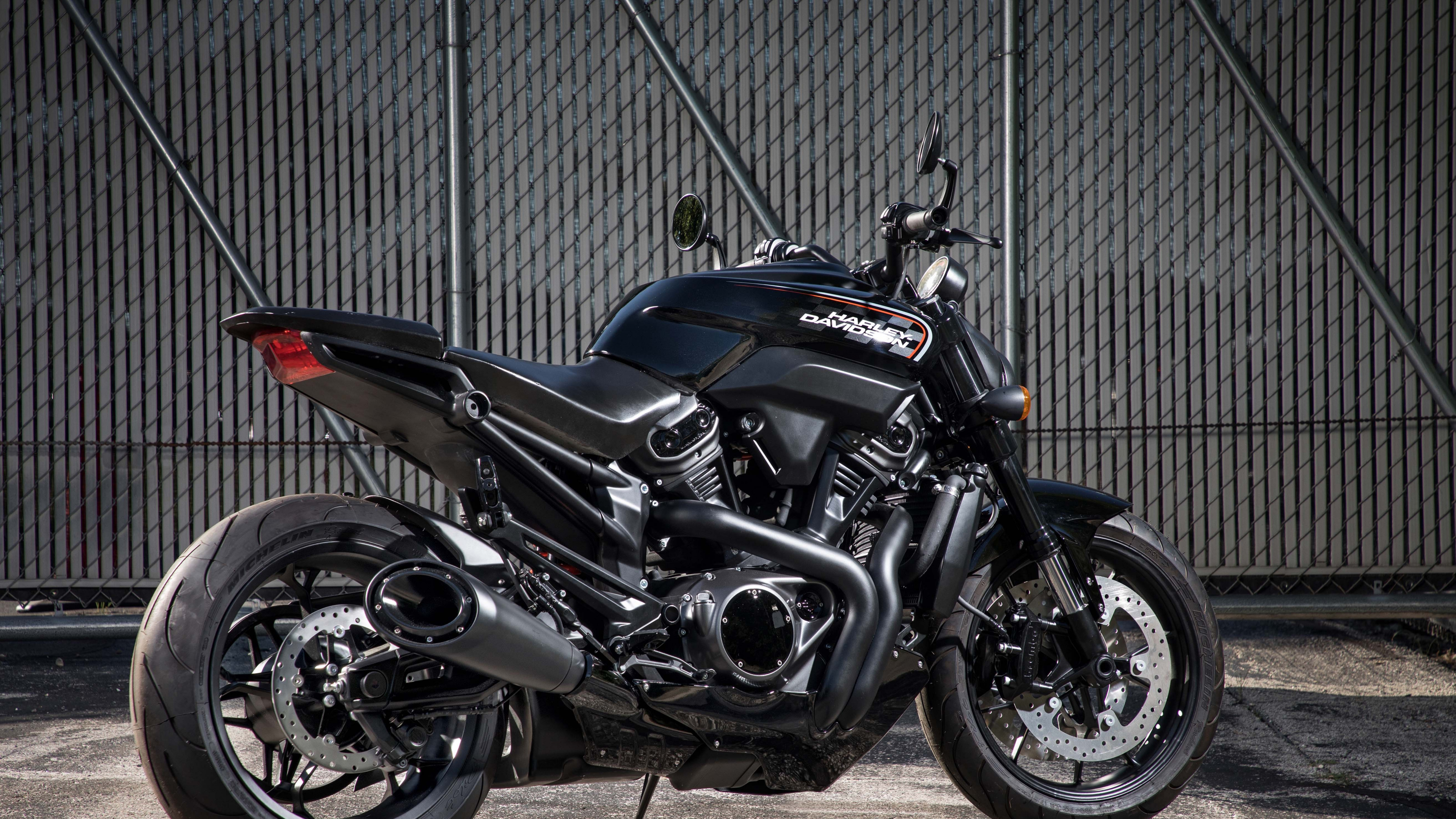 Black and Blue Sports Bike. Wallpaper in 3840x2160 Resolution