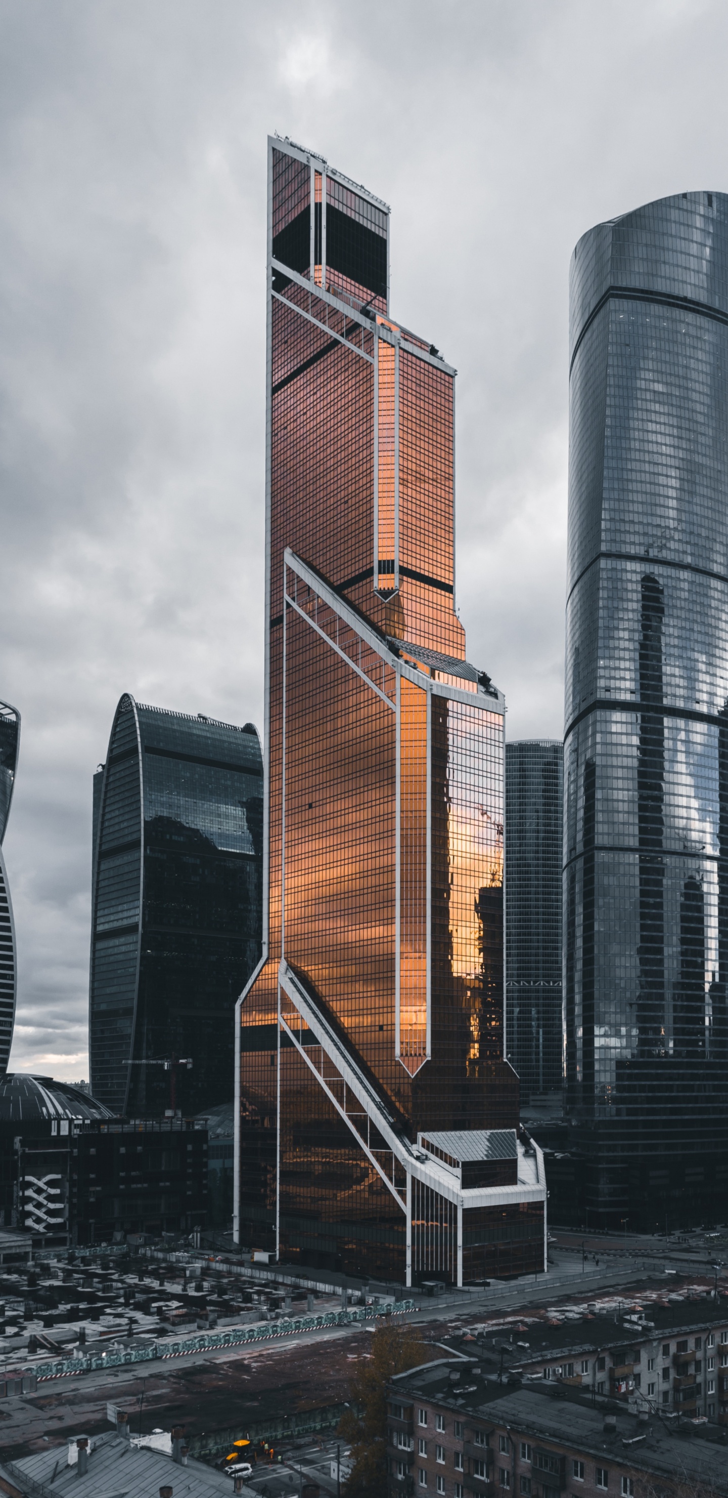 Edificio de Gran Altura Marrón y Gris. Wallpaper in 1440x2960 Resolution