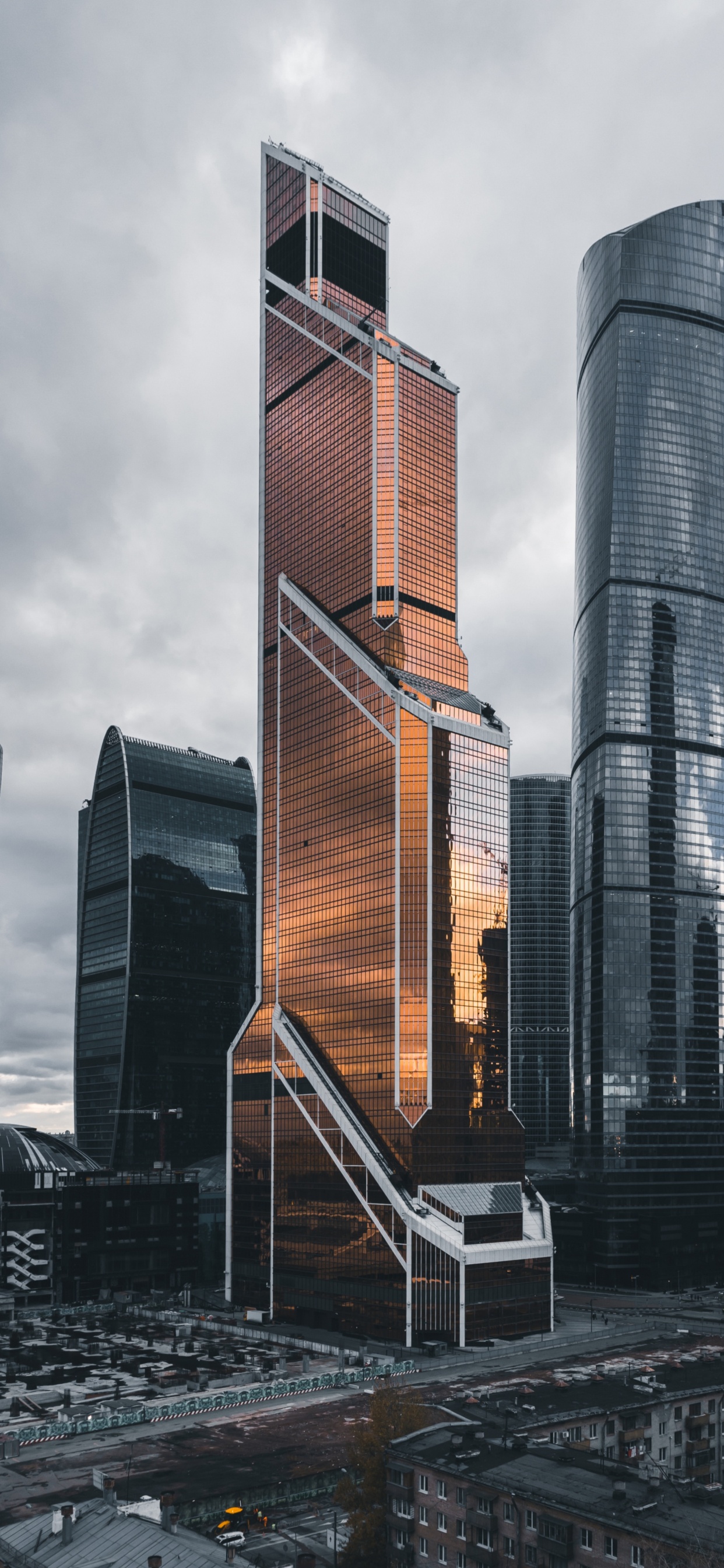 Immeuble de Grande Hauteur Marron et Gris. Wallpaper in 1242x2688 Resolution