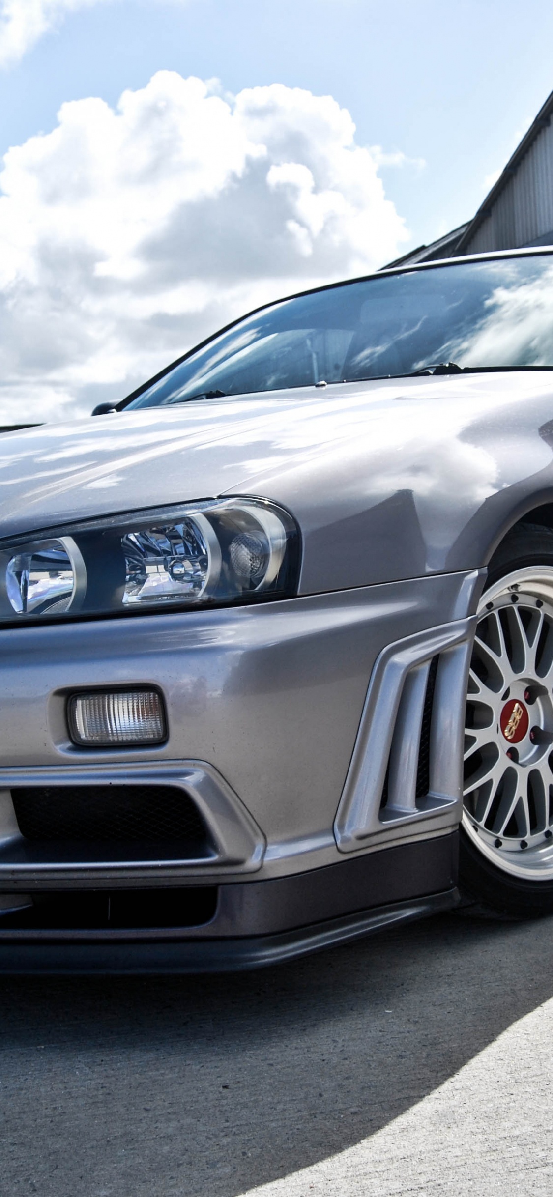 Schwarzer Chevrolet Camaro Tagsüber Unterwegs. Wallpaper in 1125x2436 Resolution