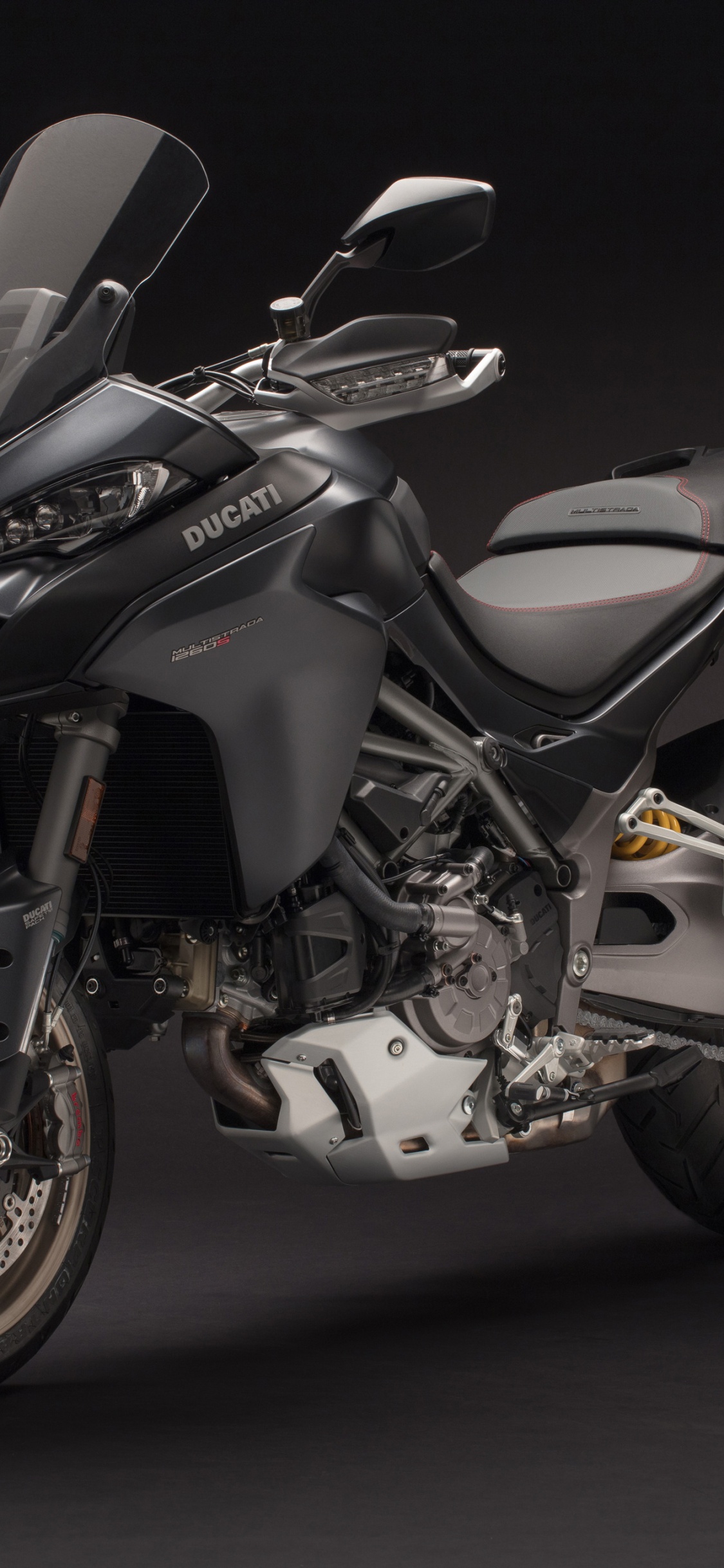 Motocicleta Cruiser Negra y Plateada. Wallpaper in 1125x2436 Resolution