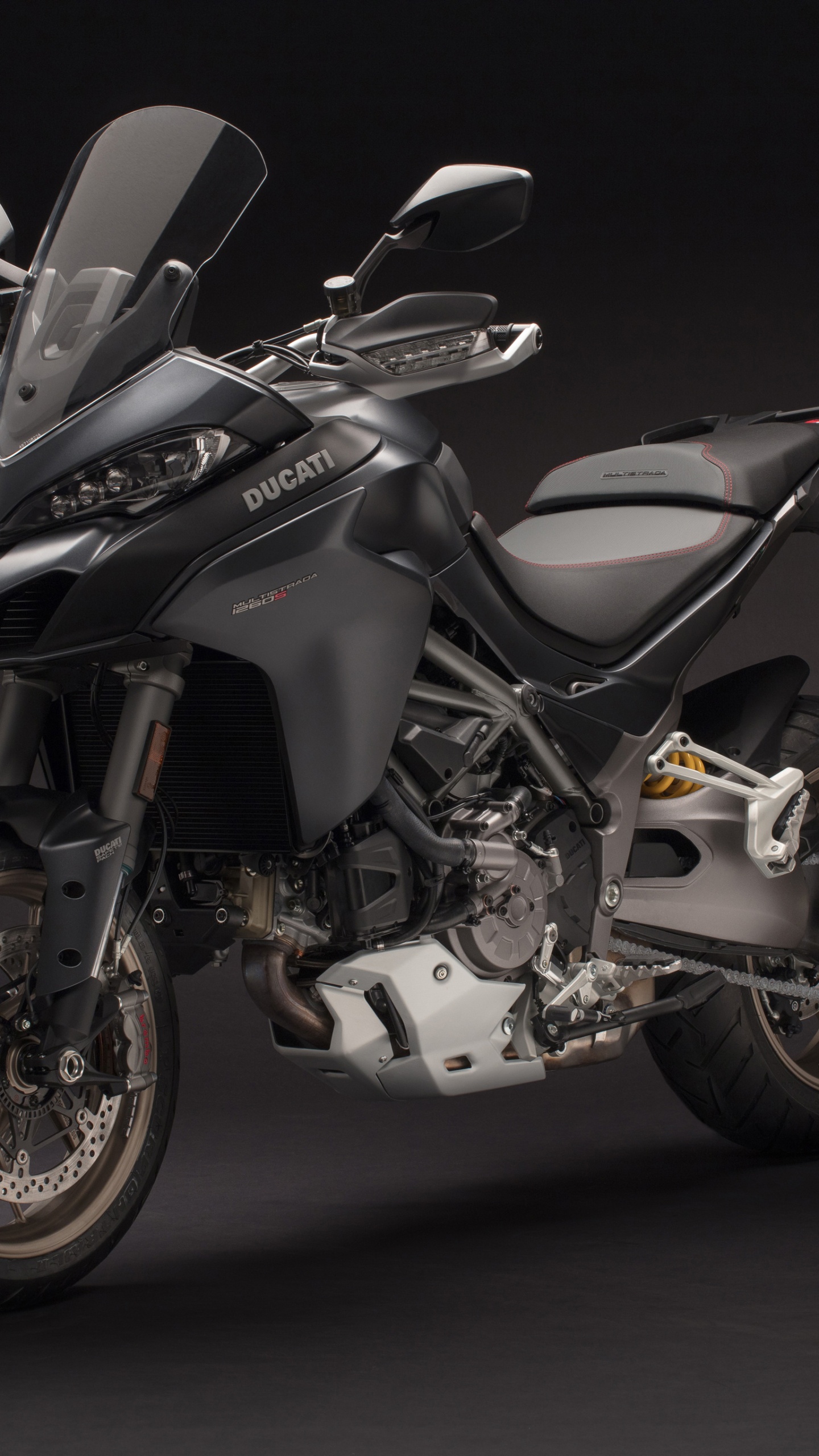 Motocicleta Cruiser Negra y Plateada. Wallpaper in 1440x2560 Resolution