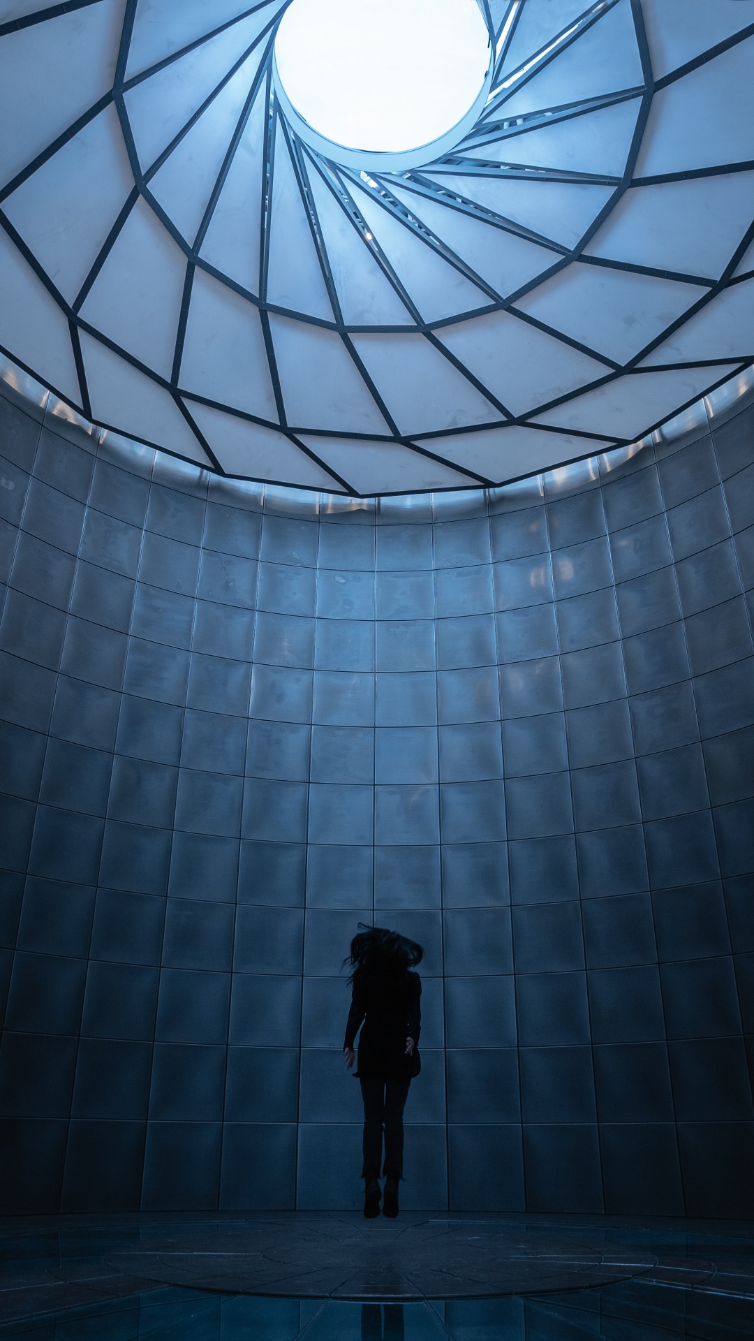 Homme en Veste Noire Debout Devant un Mur de Verre. Wallpaper in 1080x1920 Resolution