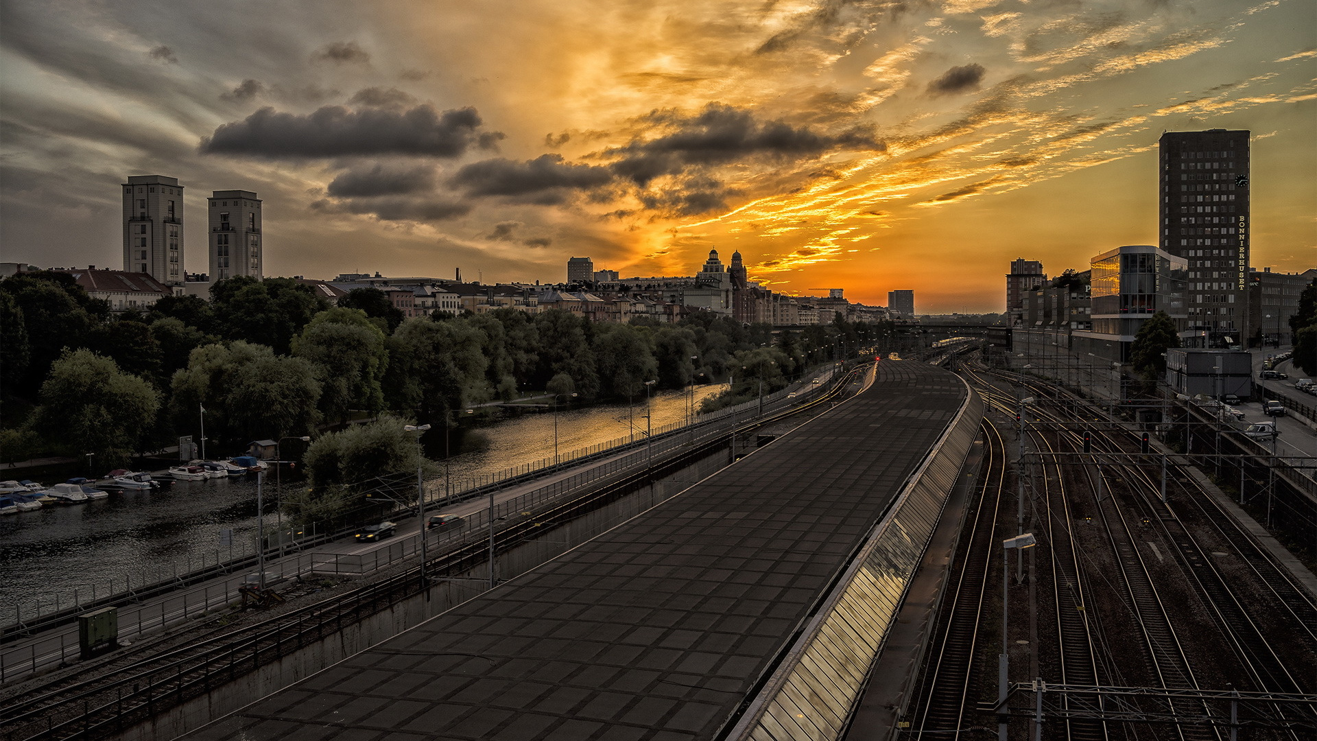 Zugbahn in Der Nähe Von Stadtgebäuden Während Des Sonnenuntergangs. Wallpaper in 1920x1080 Resolution