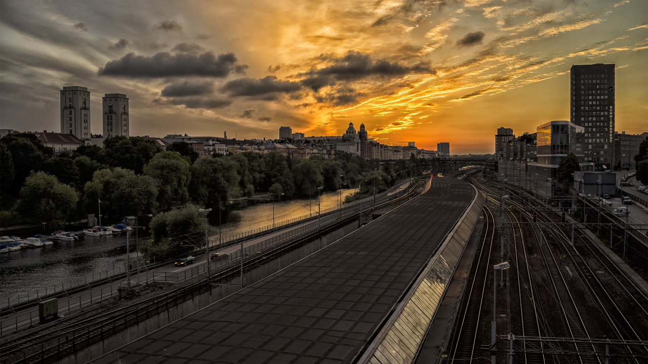 Tren Ferroviario Cerca de Los Edificios de la Ciudad Durante la Puesta de Sol. Wallpaper in 1280x720 Resolution