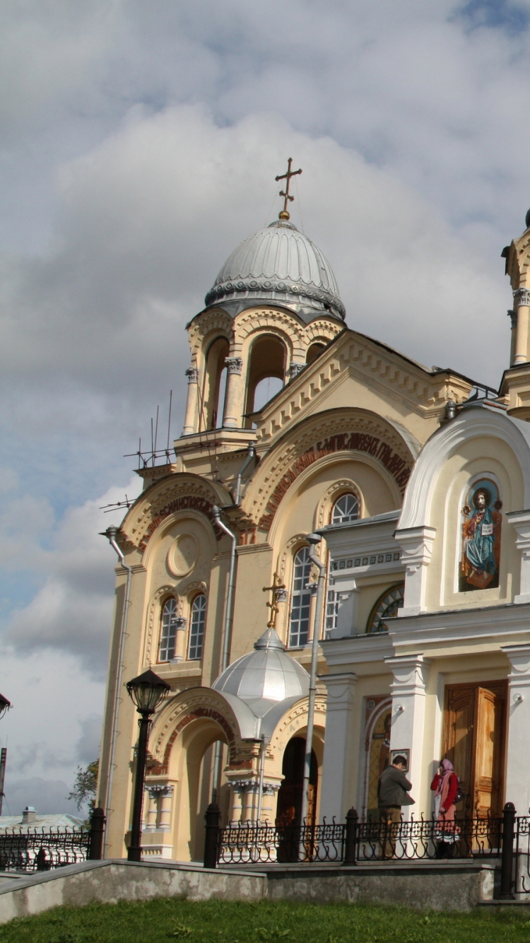 Weißes Und Braunes Betongebäude Unter Grauen Wolken Tagsüber. Wallpaper in 750x1334 Resolution