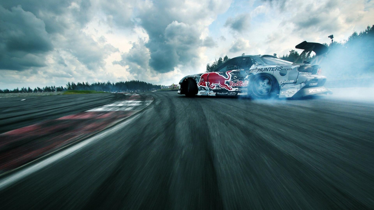 Voiture de Course Rouge et Blanche Sur Route Pendant la Journée. Wallpaper in 1280x720 Resolution