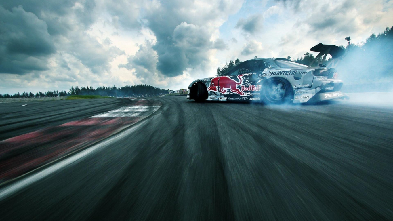 Voiture de Course Rouge et Blanche Sur Route Pendant la Journée. Wallpaper in 1366x768 Resolution