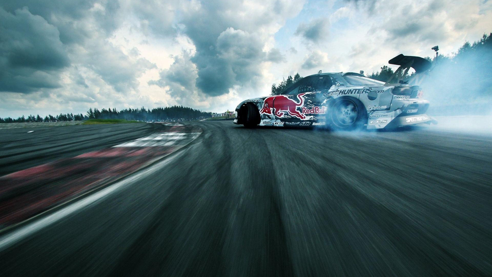 Voiture de Course Rouge et Blanche Sur Route Pendant la Journée. Wallpaper in 1920x1080 Resolution