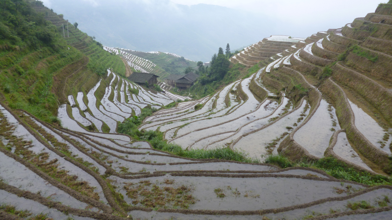 Green and White Mountains Under White Sky During Daytime. Wallpaper in 1280x720 Resolution