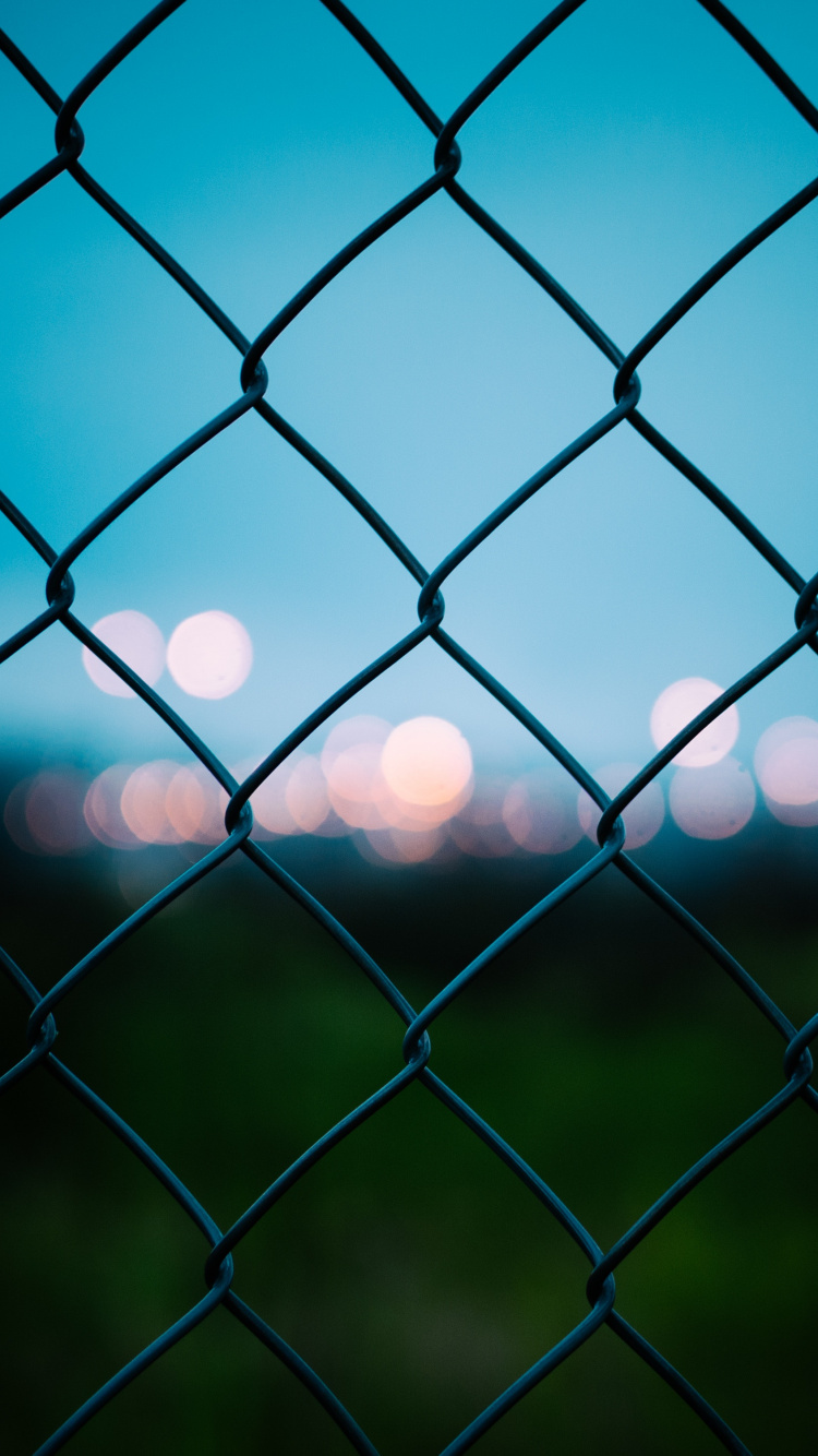 Valla de Metal Negro Con Luces. Wallpaper in 750x1334 Resolution