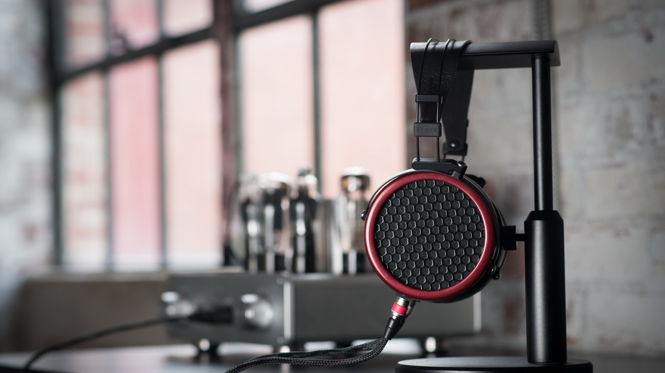 Casque Filaire Noir et Rouge. Wallpaper in 1366x768 Resolution