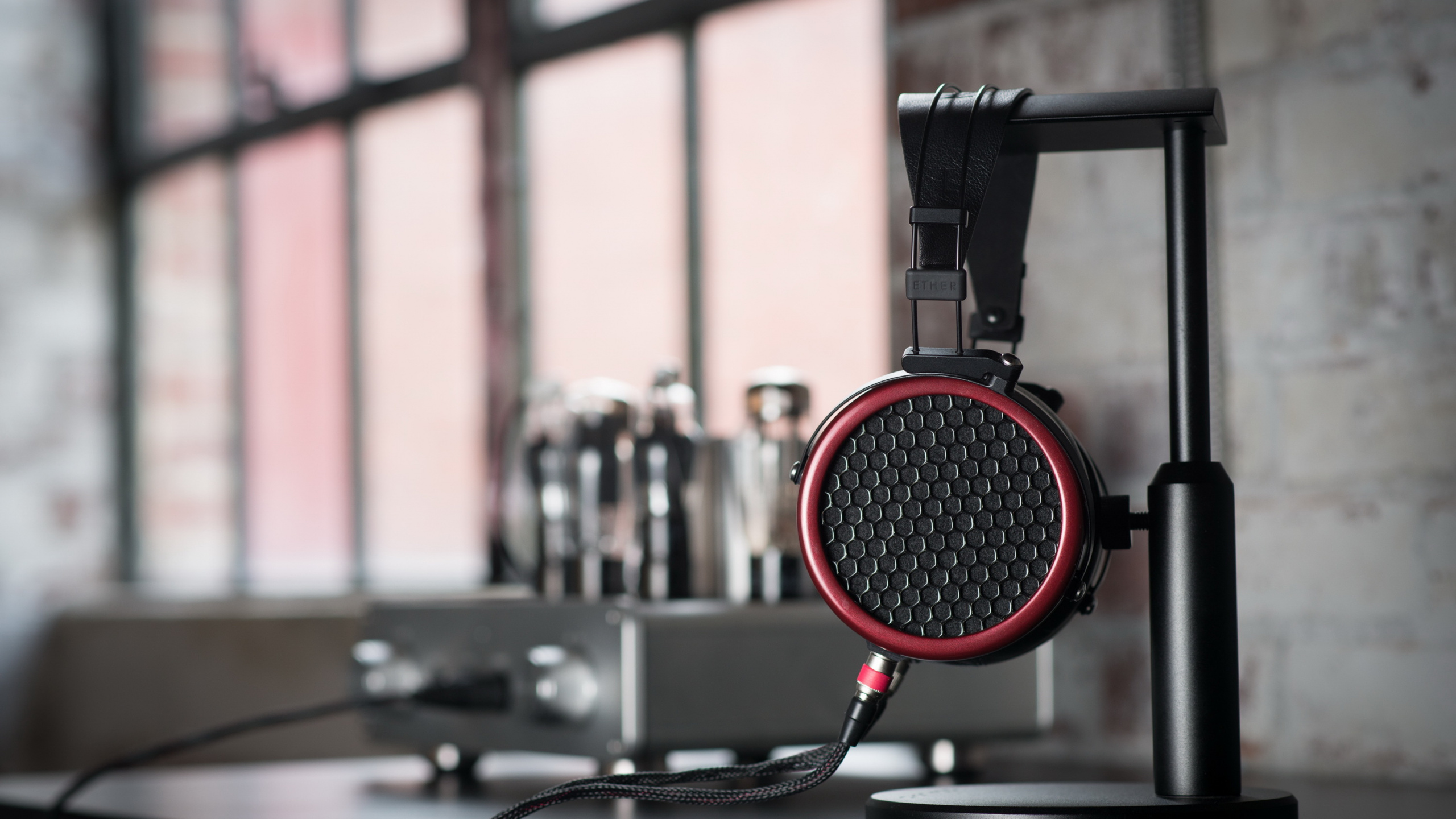 Casque Filaire Noir et Rouge. Wallpaper in 2560x1440 Resolution