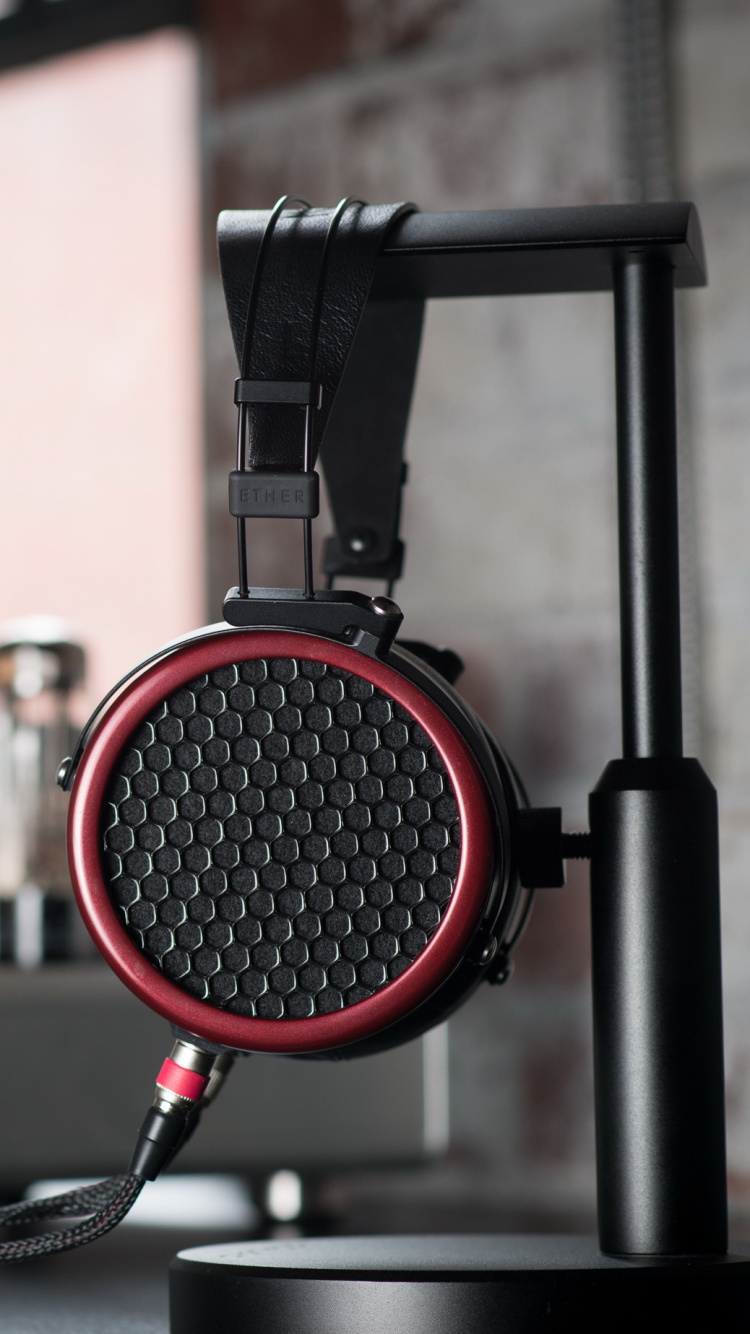 Casque Filaire Noir et Rouge. Wallpaper in 750x1334 Resolution