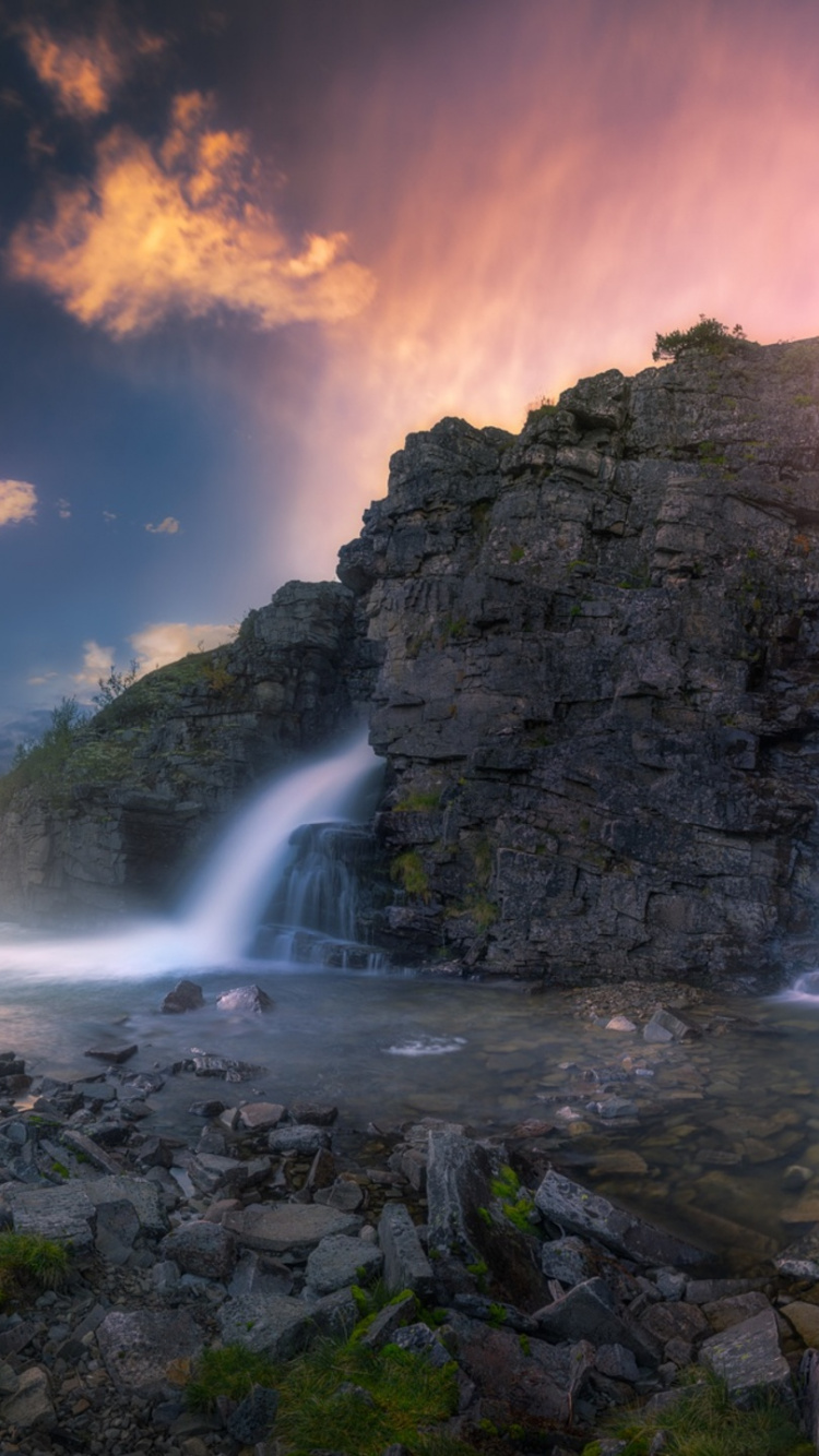 Cascades Sous Ciel Nuageux Pendant la Journée. Wallpaper in 750x1334 Resolution