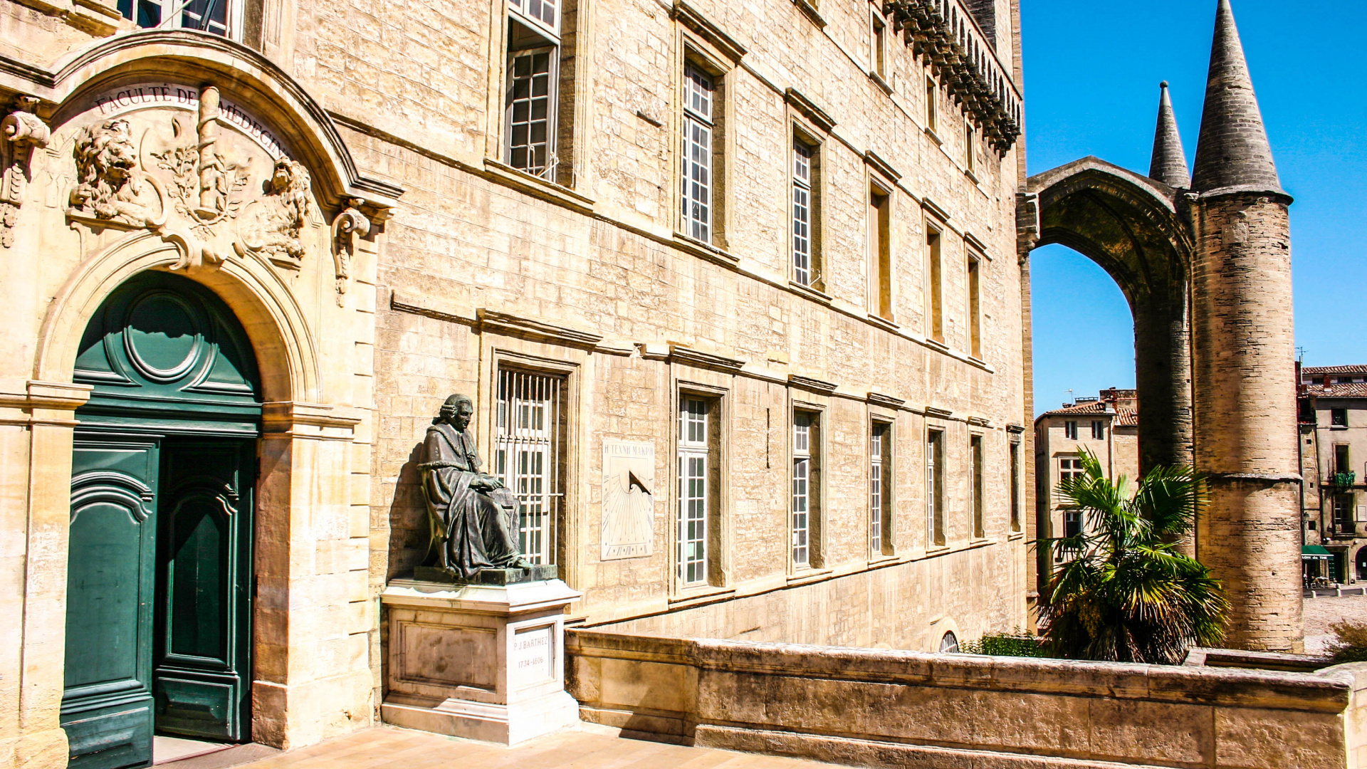 Edificio de Hormigón Gris Con Plantas Verdes. Wallpaper in 1920x1080 Resolution