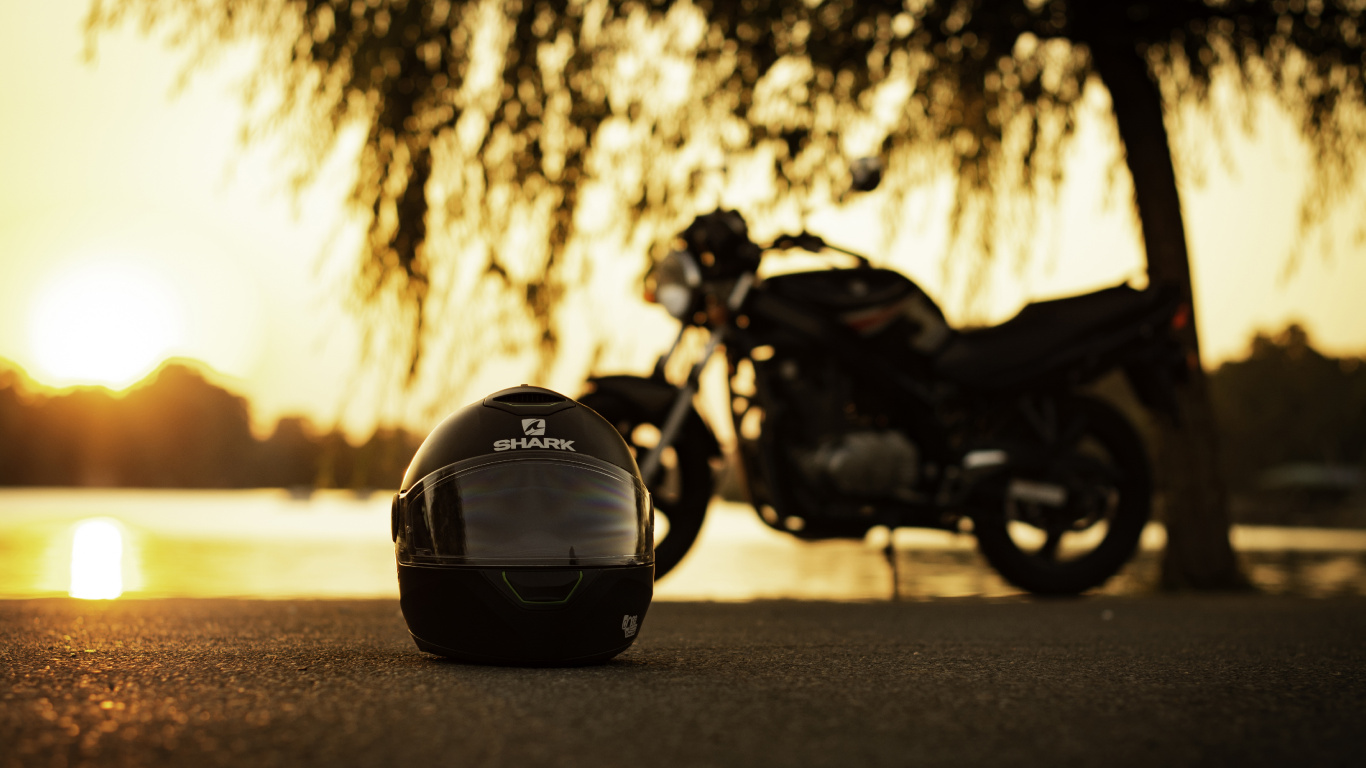 Schwarzes Motorrad Tagsüber Auf Der Straße Geparkt. Wallpaper in 1366x768 Resolution