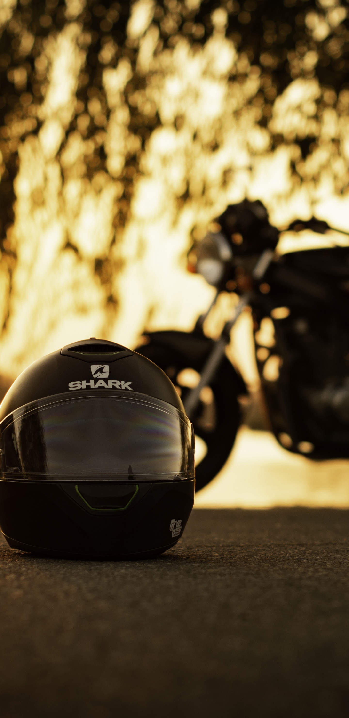 Schwarzes Motorrad Tagsüber Auf Der Straße Geparkt. Wallpaper in 1440x2960 Resolution