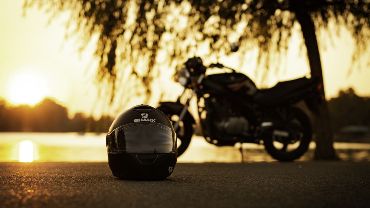 Moto Noire Garée Sur Route Pendant la Journée. Wallpaper in 1280x720 Resolution