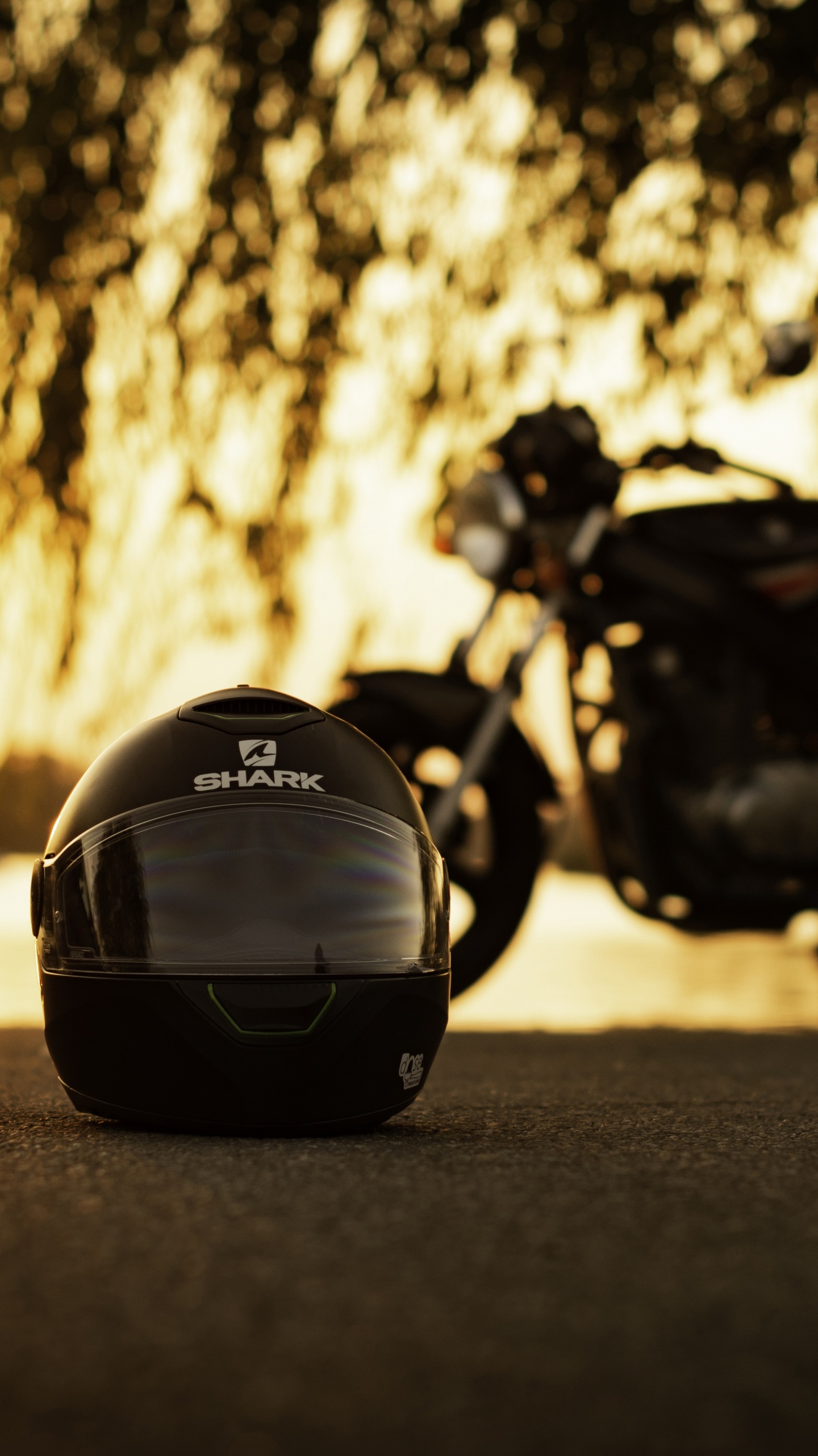 Moto Noire Garée Sur Route Pendant la Journée. Wallpaper in 1440x2560 Resolution