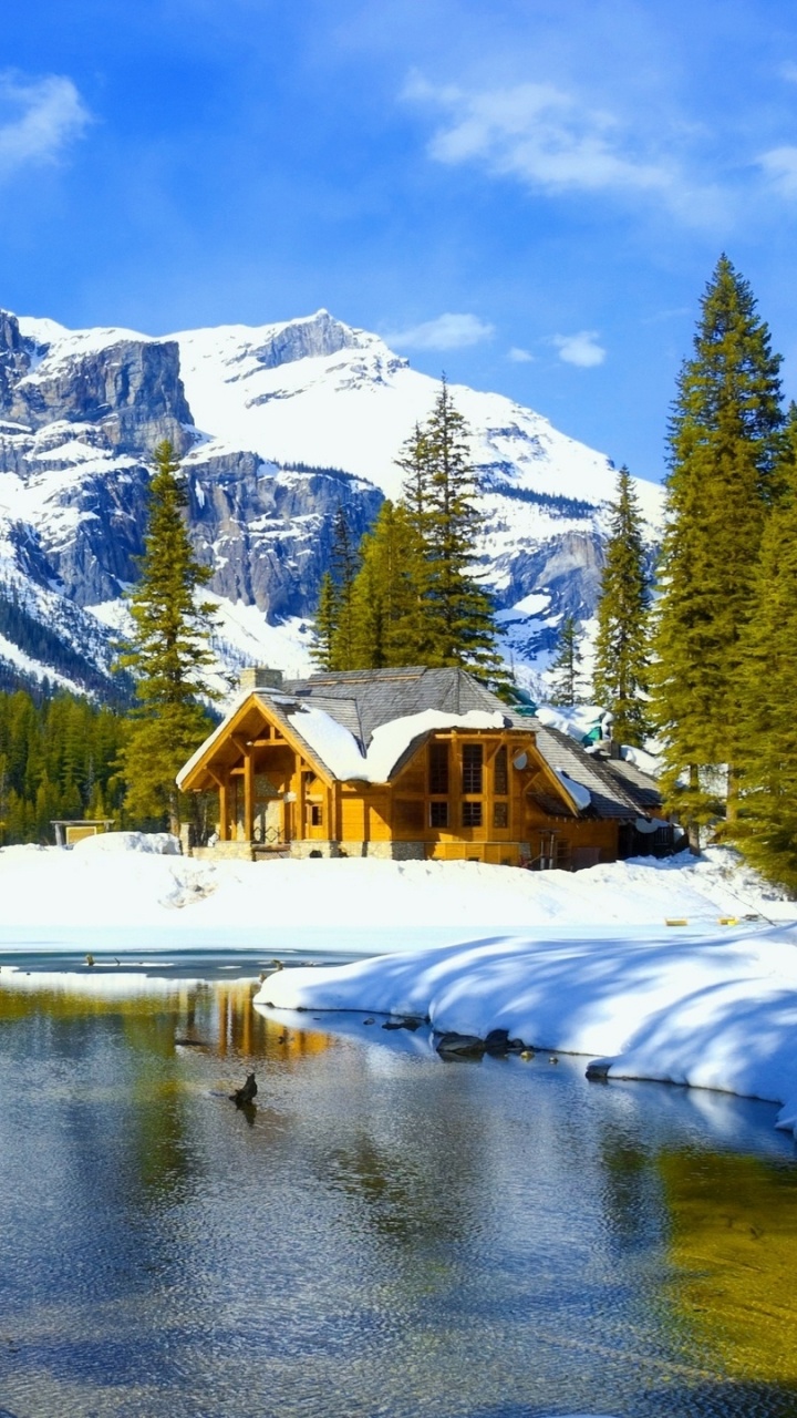 Casa de Madera Marrón Cerca Del Lago y la Montaña Cubierta de Nieve Durante el Día. Wallpaper in 720x1280 Resolution