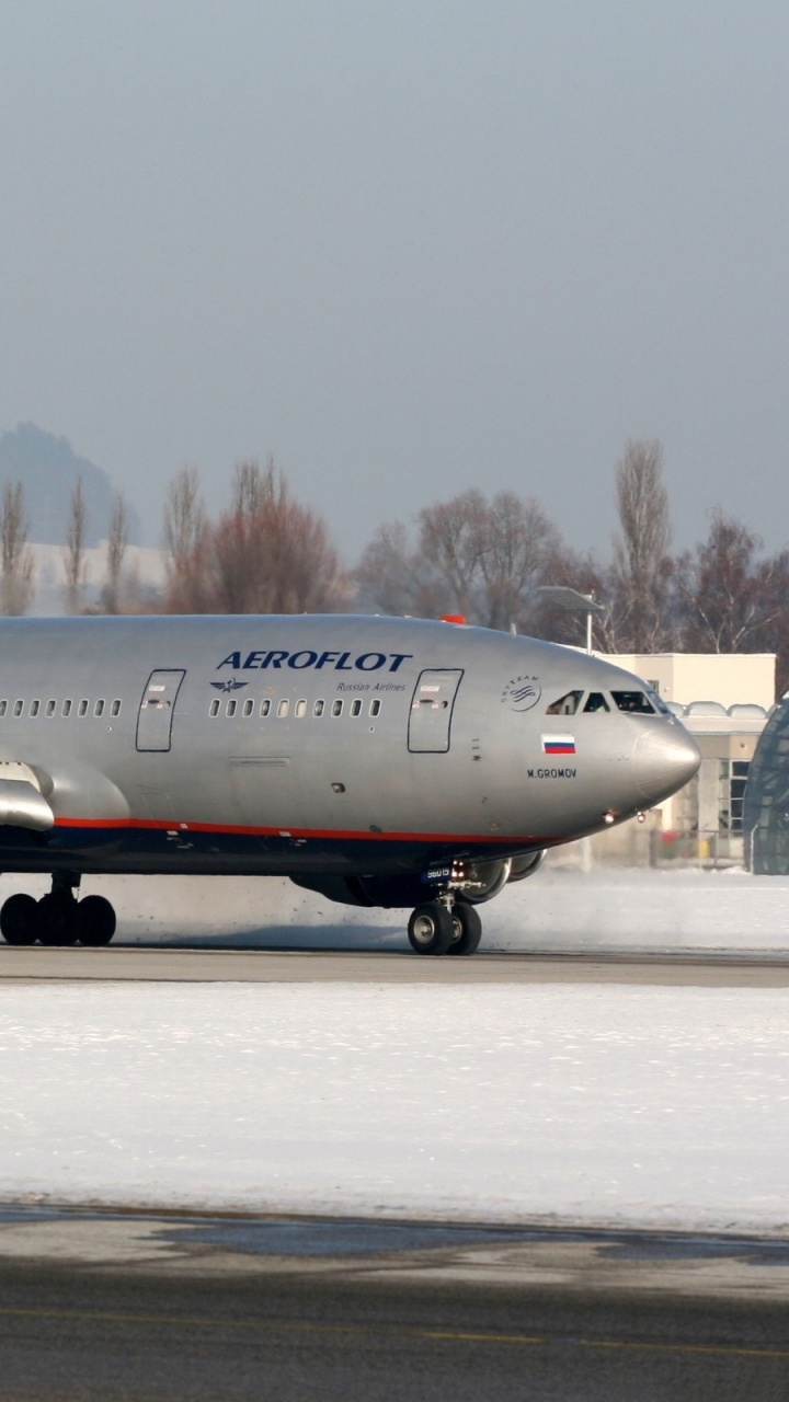 Avión de Pasajeros Blanco y Rojo en el Aeropuerto Durante el Día. Wallpaper in 720x1280 Resolution