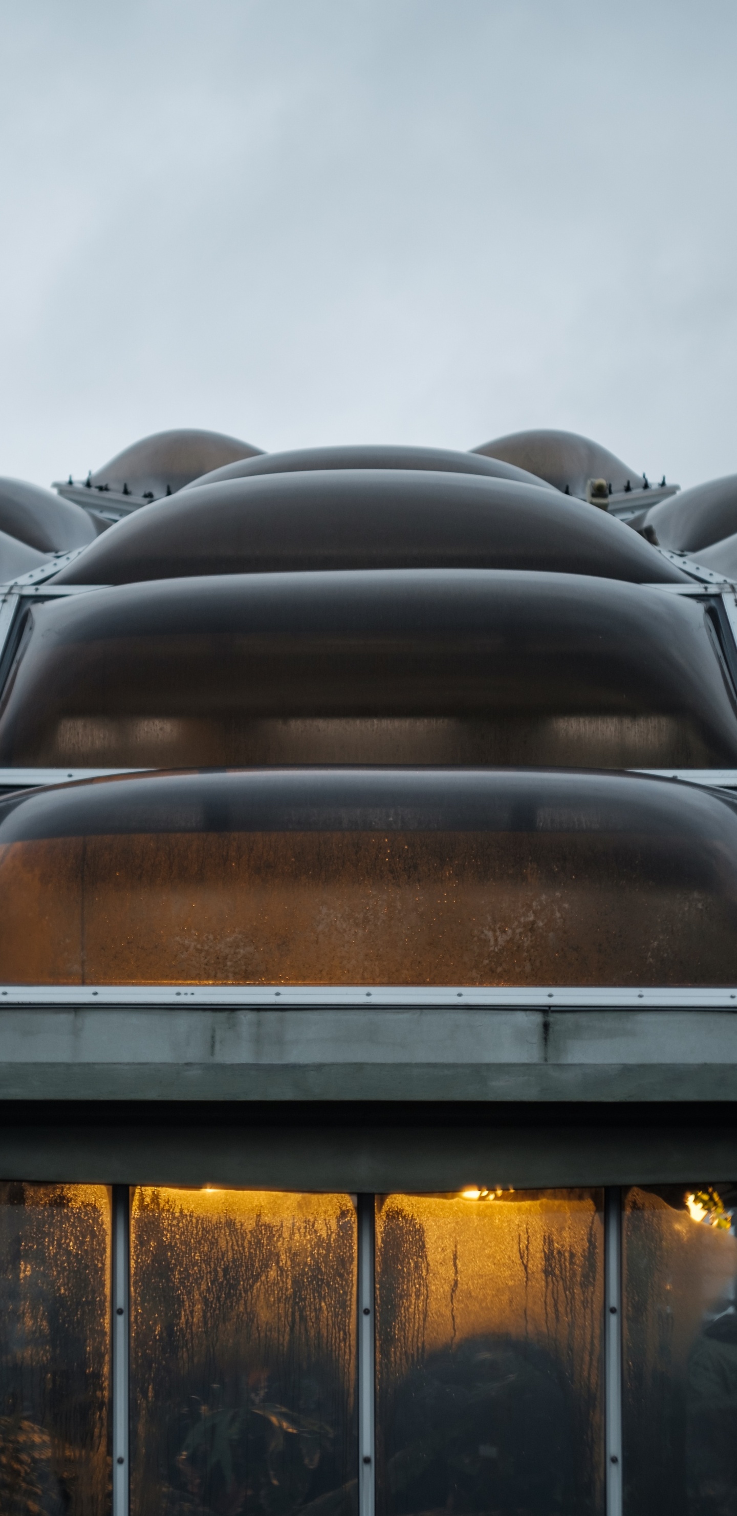 Grauer Und Brauner Metallrahmen. Wallpaper in 1440x2960 Resolution