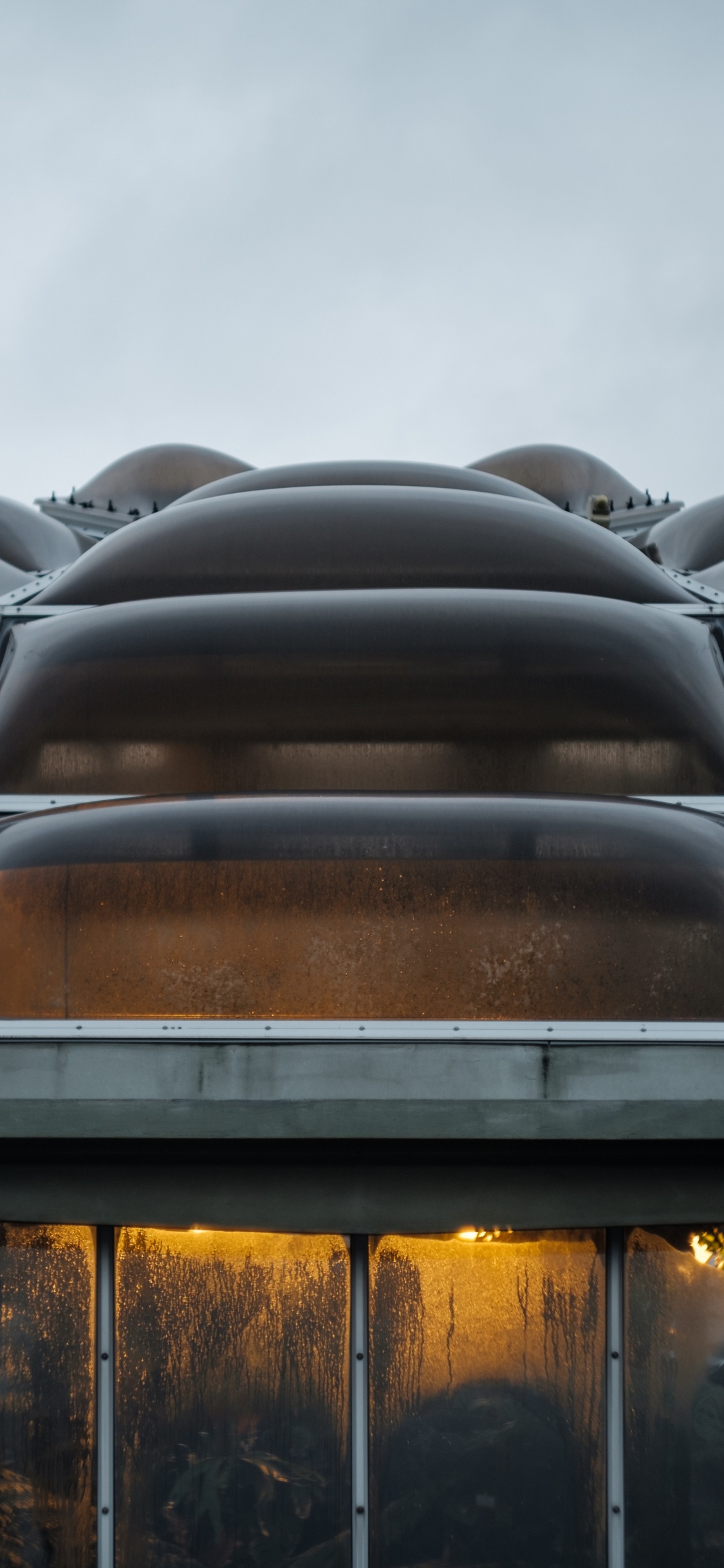 Estructura de Metal Gris y Marrón. Wallpaper in 1125x2436 Resolution