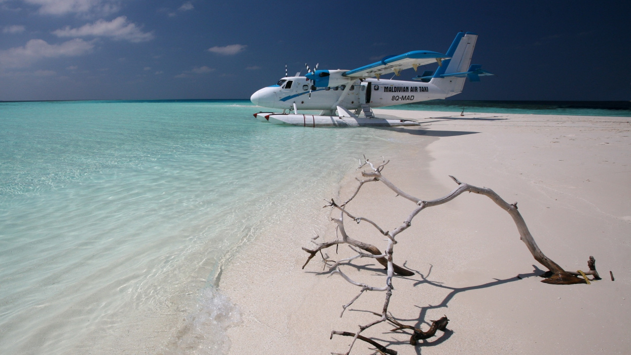 White Boat on Sea Shore During Daytime. Wallpaper in 1280x720 Resolution