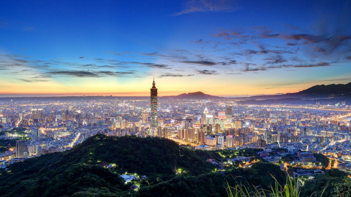 Skyline Der Stadt Unter Blauem Himmel Bei Sonnenuntergang. Wallpaper in 1366x768 Resolution