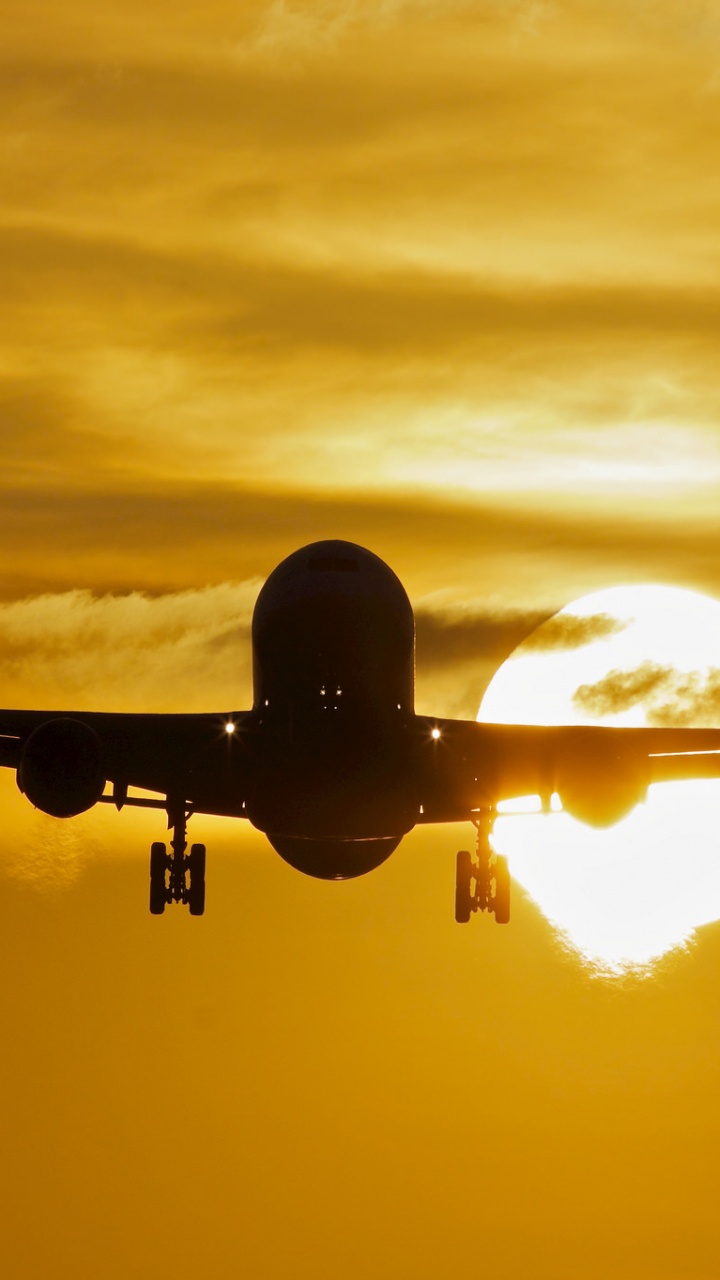 Avión Negro Bajo el Cielo Nublado Durante la Puesta de Sol. Wallpaper in 720x1280 Resolution
