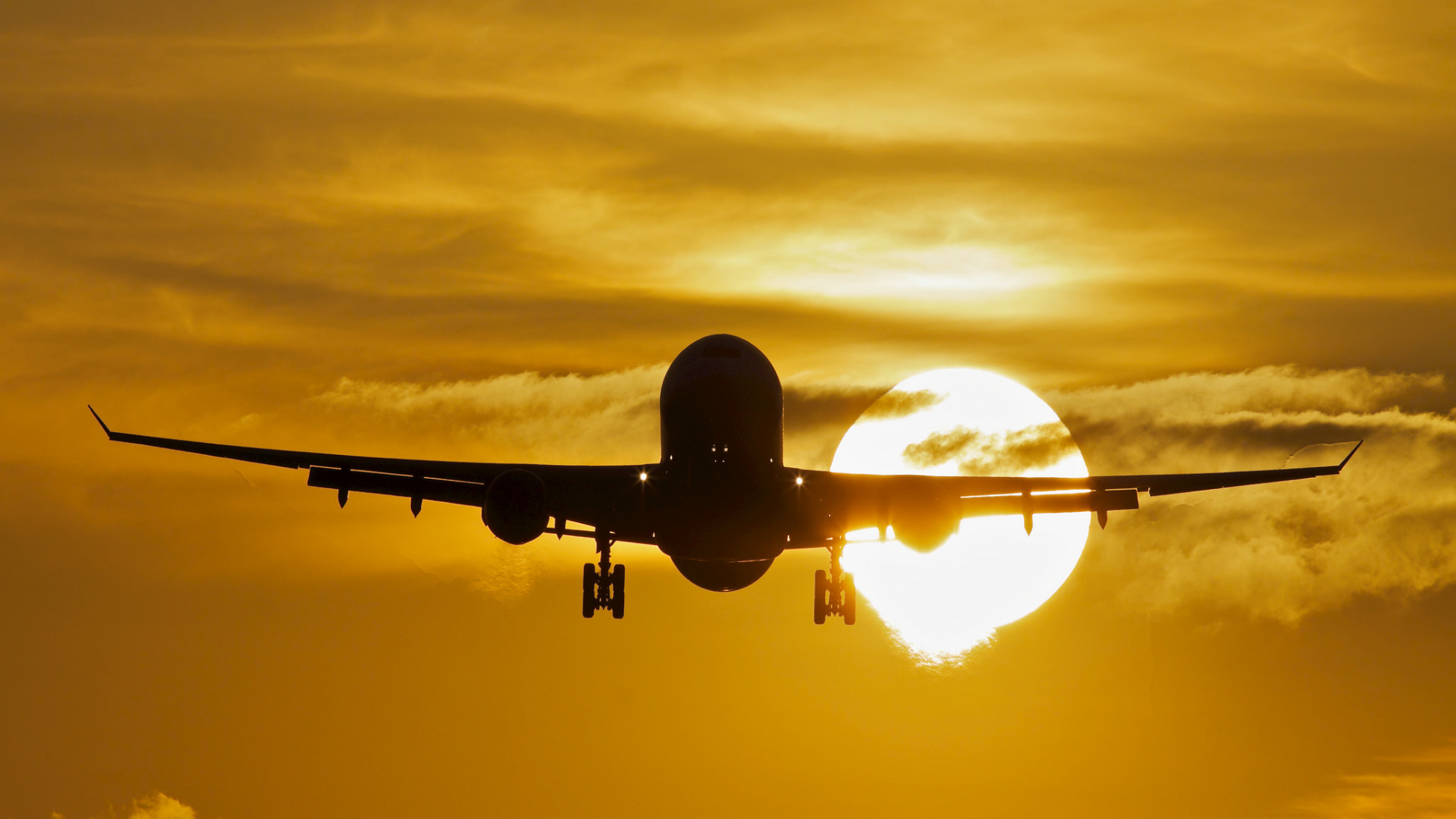 Avion Noir Sous Ciel Nuageux au Coucher du Soleil. Wallpaper in 1920x1080 Resolution