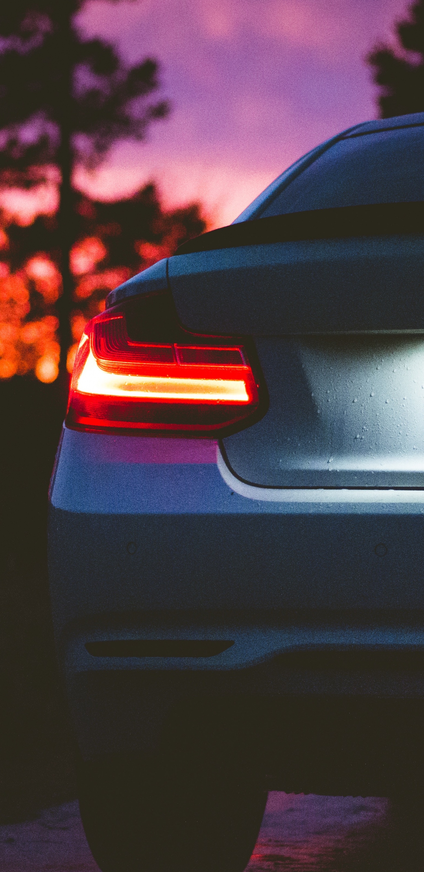 Voiture Noire Sur Route Pendant le Coucher du Soleil. Wallpaper in 1440x2960 Resolution