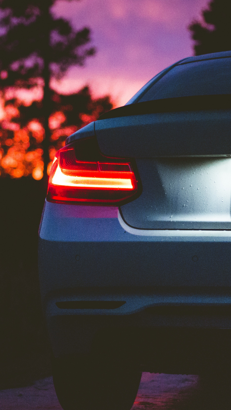 Voiture Noire Sur Route Pendant le Coucher du Soleil. Wallpaper in 750x1334 Resolution