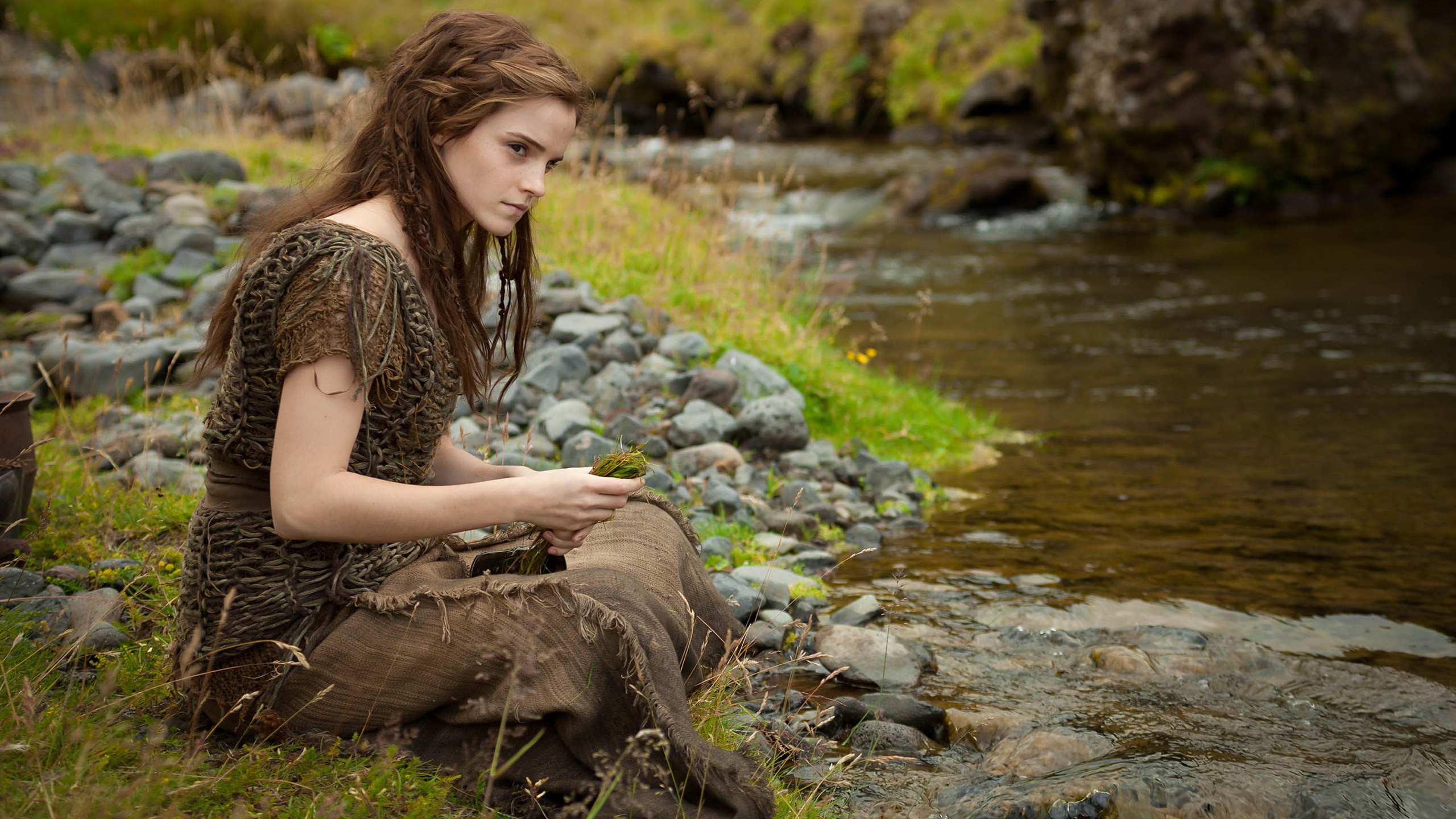 Femme en Débardeur Imprimé Léopard Marron et Noir Assis Sur un Rocher Près de la Rivière Pendant la Journée. Wallpaper in 2560x1440 Resolution