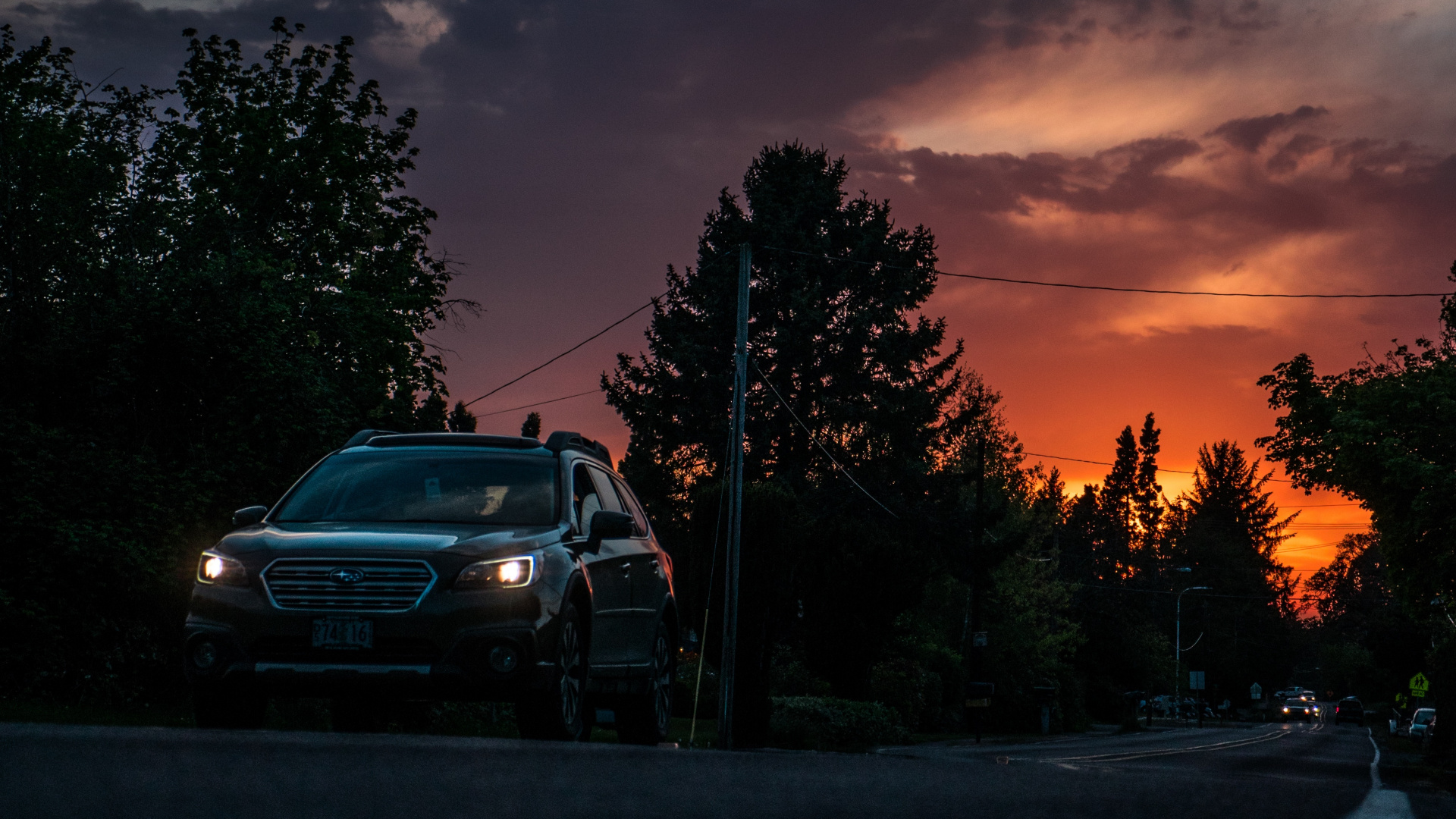 Graues Auto Auf Der Straße in Der Nähe Von Bäumen Bei Sonnenuntergang. Wallpaper in 1920x1080 Resolution