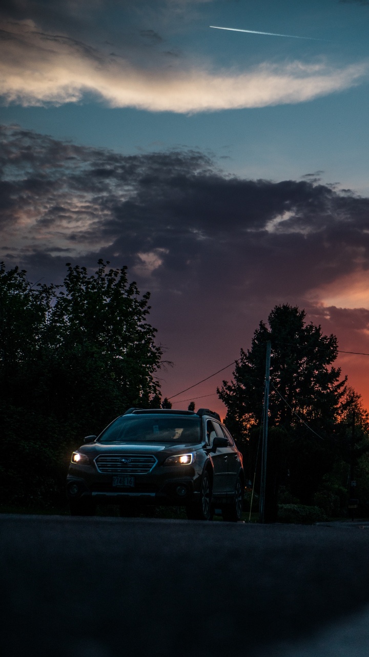 Voiture Grise Sur la Route Près Des Arbres Pendant le Coucher du Soleil. Wallpaper in 720x1280 Resolution