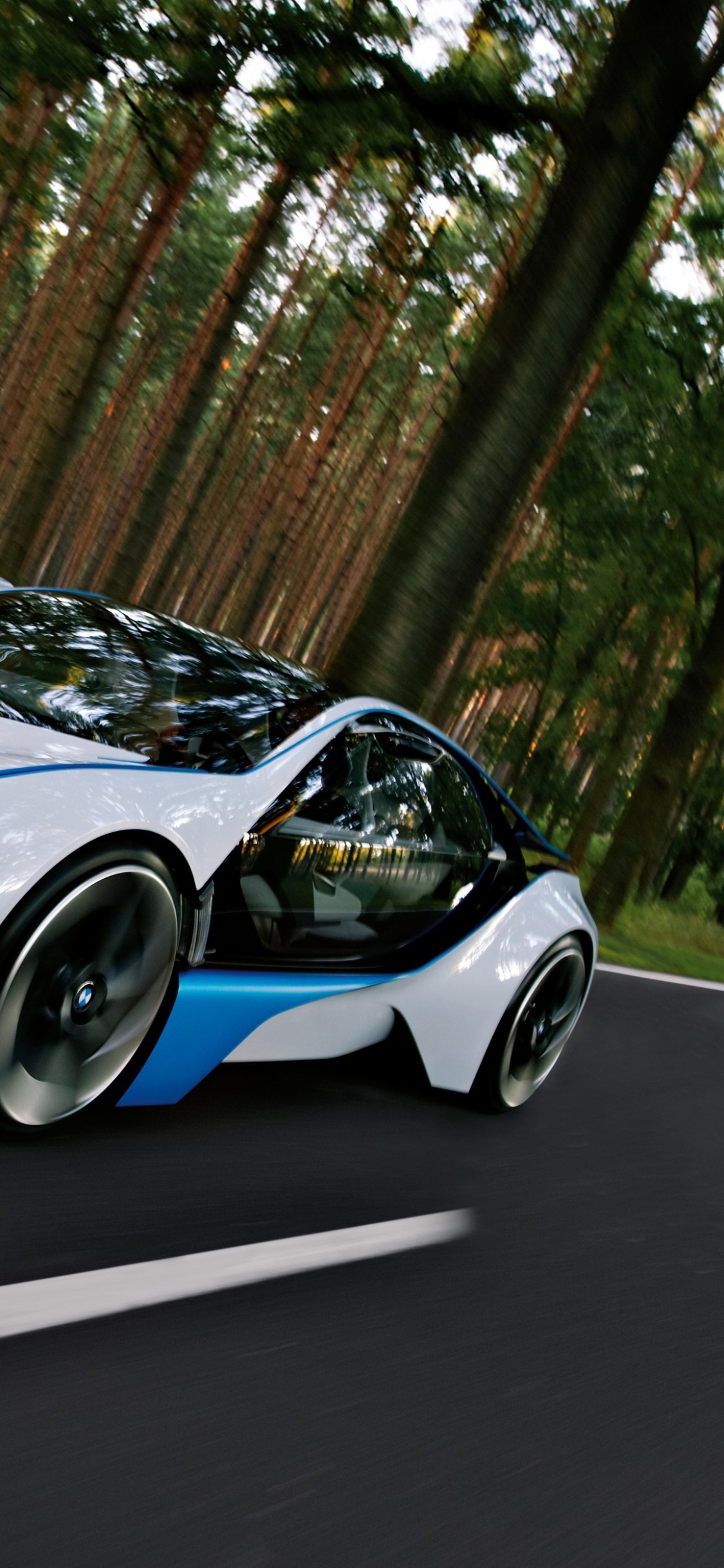 Porsche 911 Blanco y Negro en la Carretera Durante el Día. Wallpaper in 1125x2436 Resolution