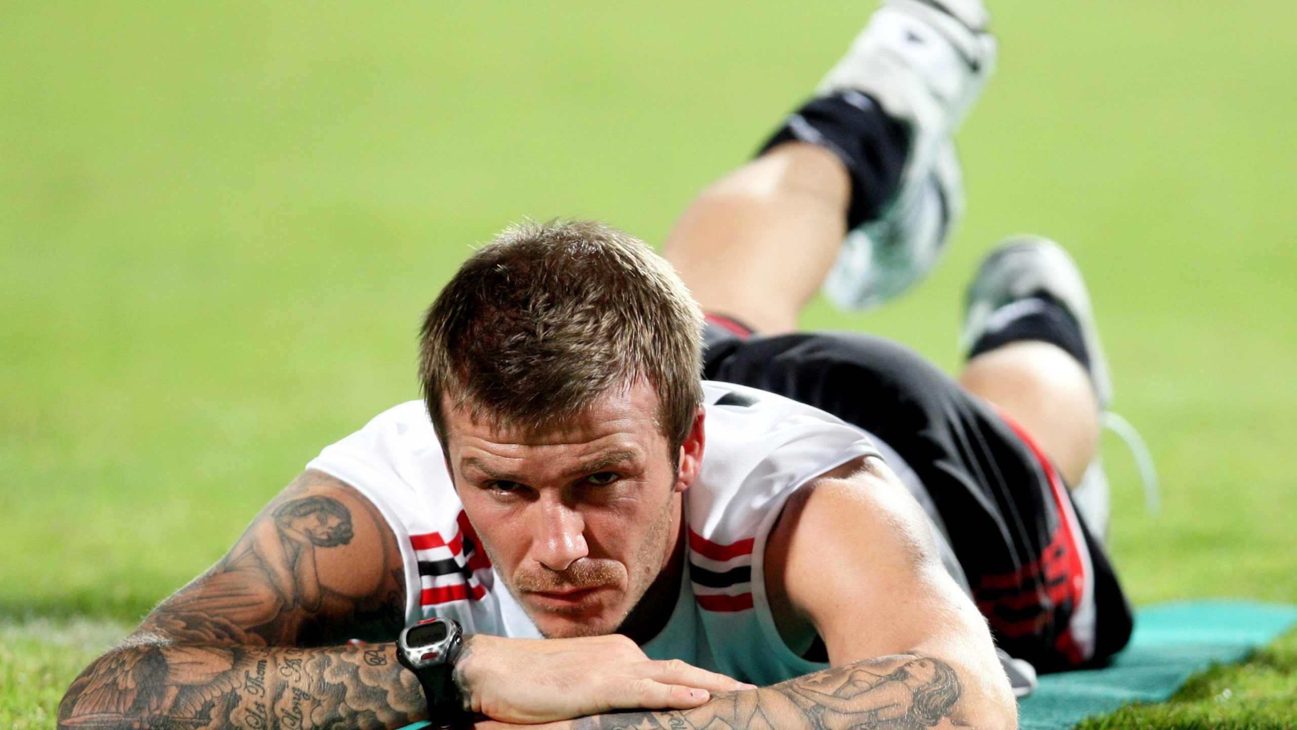 Homme en Chemise Jersey Noir et Blanc. Wallpaper in 2560x1440 Resolution