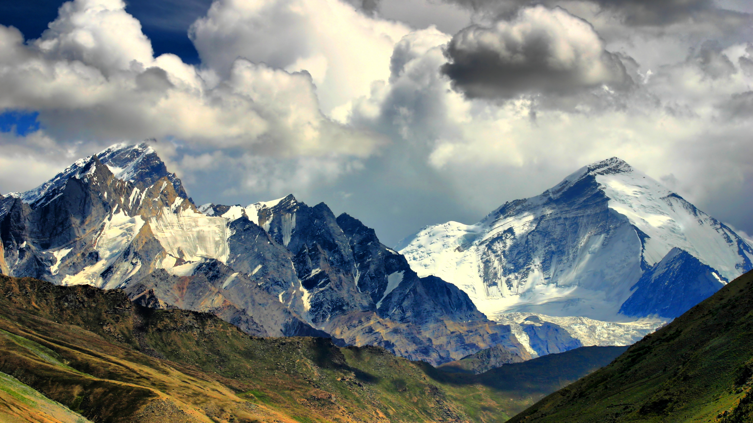 Grüne Und Weiße Berge Unter Weißen Wolken Und Blauem Himmel Tagsüber. Wallpaper in 2560x1440 Resolution