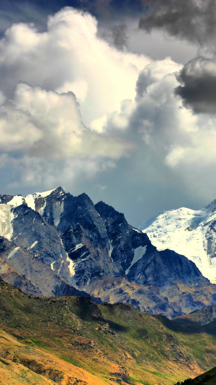 Montañas Verdes y Blancas Bajo Nubes Blancas y Cielo Azul Durante el Día. Wallpaper in 720x1280 Resolution