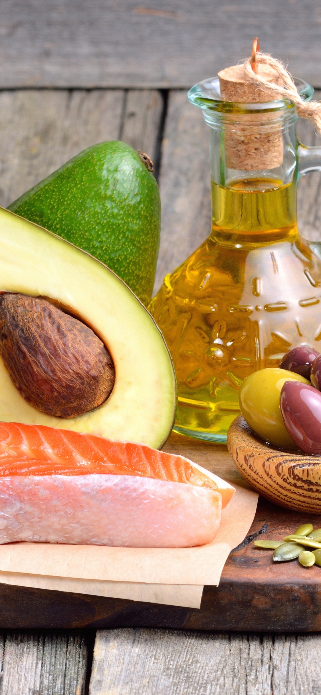 in Scheiben Geschnittene Avocadofrüchte Und Brot Auf Braunem Holzschneidebrett c. Wallpaper in 1125x2436 Resolution