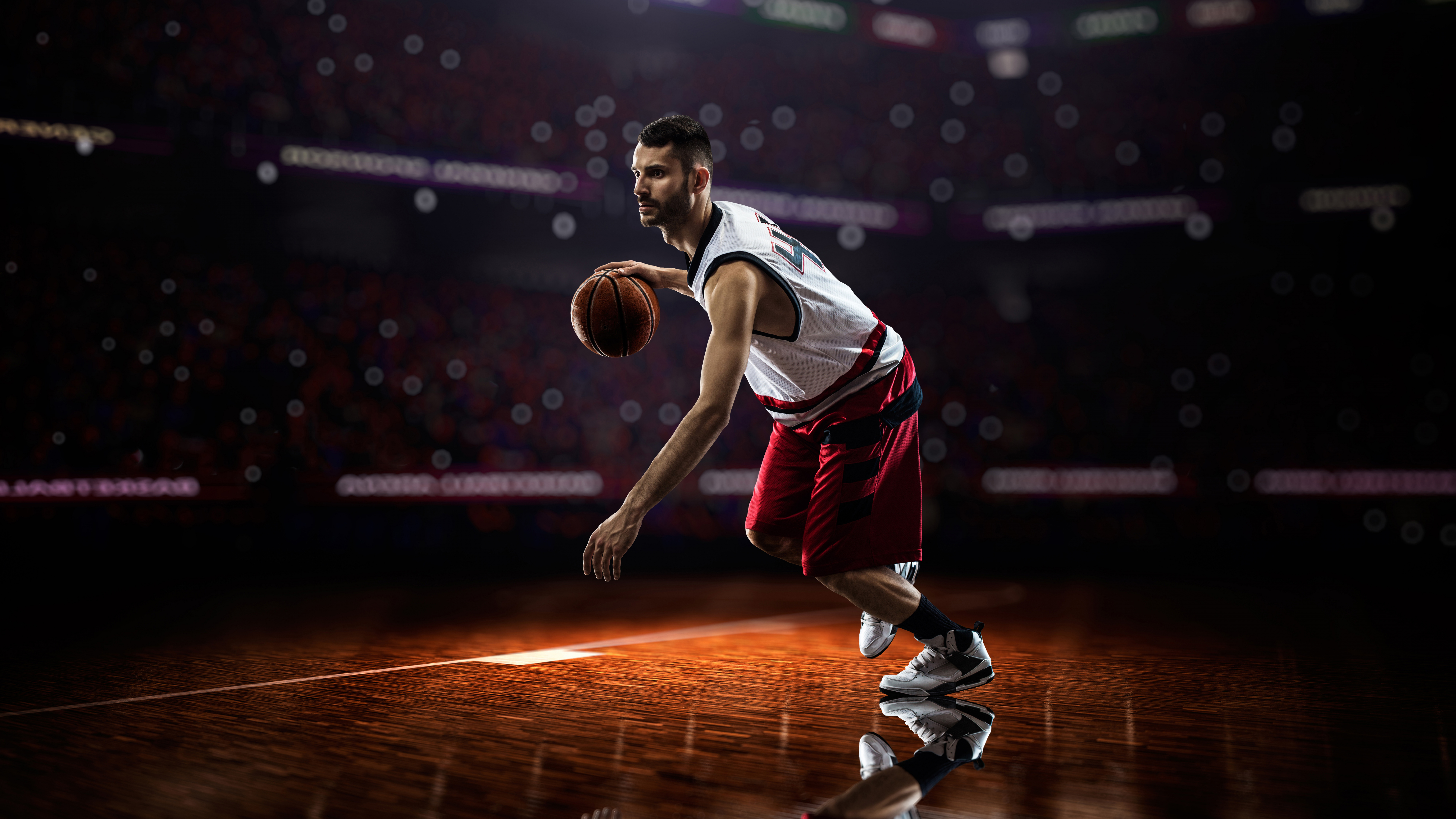 Jugador de Baloncesto en Camiseta y Pantalones Cortos. Wallpaper in 7680x4320 Resolution