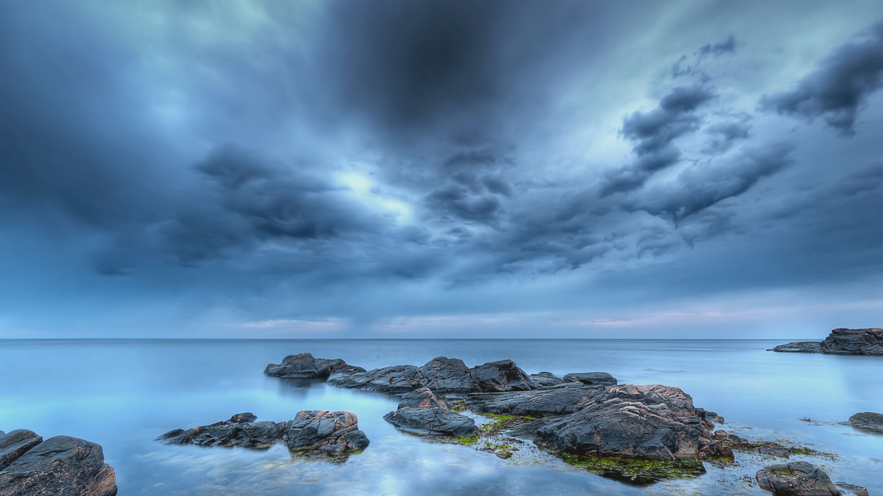 Gray Rocky Shore Under Gray Clouds. Wallpaper in 1280x720 Resolution