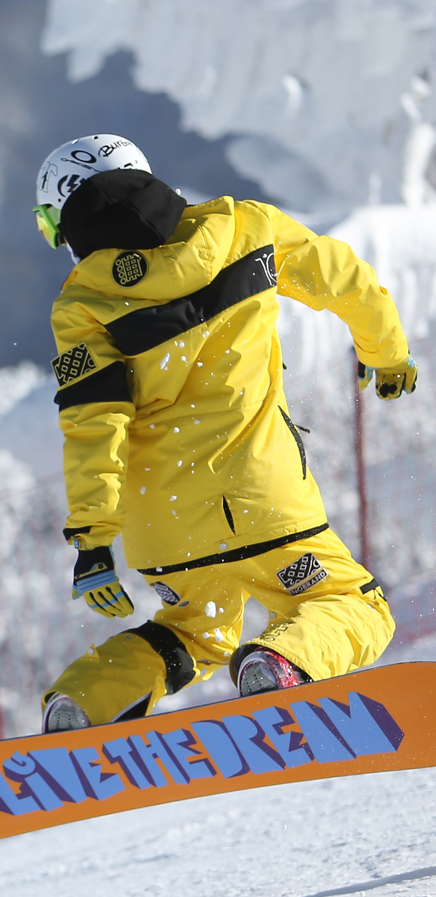 Hombre de Chaqueta Amarilla y Casco Negro Montando en Snowboard en la Montaña Cubierta de Nieve Durante el Día. Wallpaper in 1440x2960 Resolution
