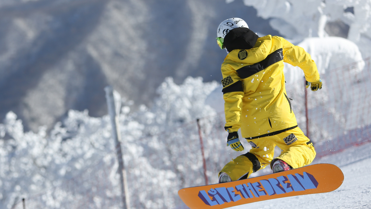 L'homme en Veste Jaune et Casque Noir Équitation Sur Snowboard Sur la Montagne Couverte de Neige Pendant la Journée. Wallpaper in 1280x720 Resolution