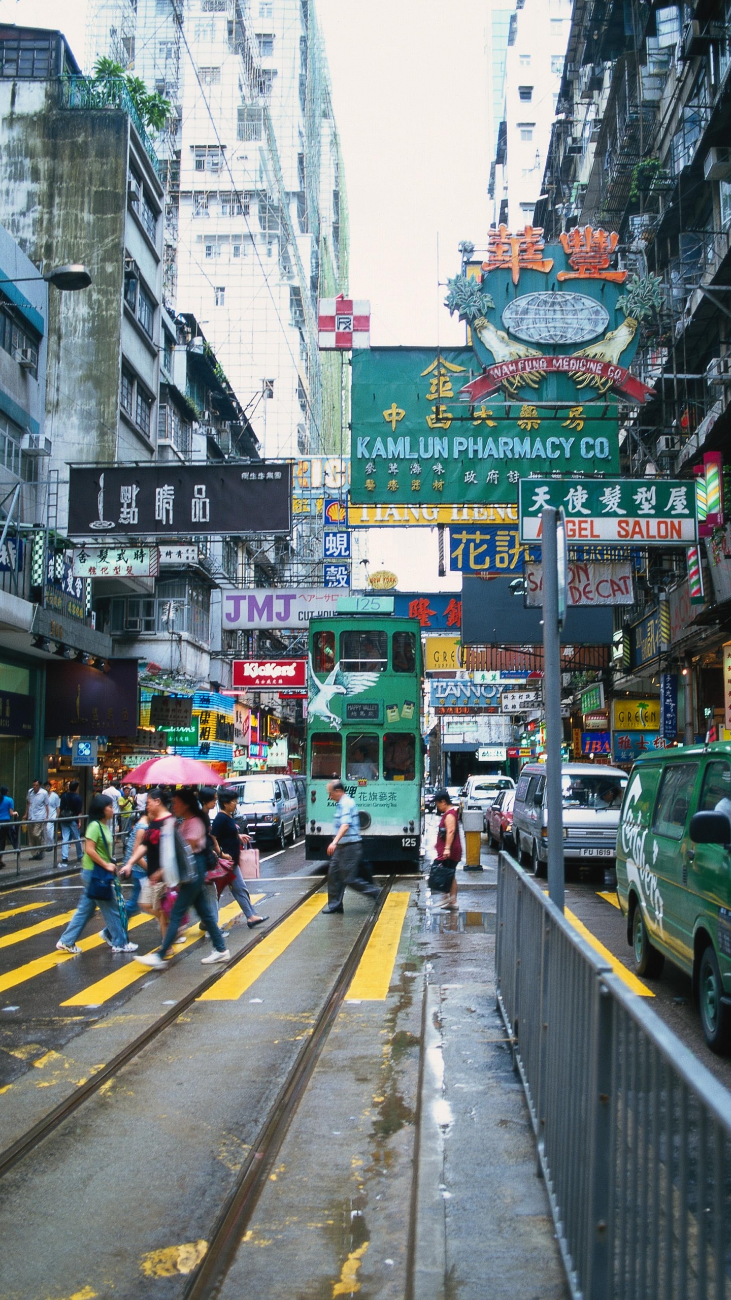 Gente Caminando en la Calle Durante el Día. Wallpaper in 1440x2560 Resolution